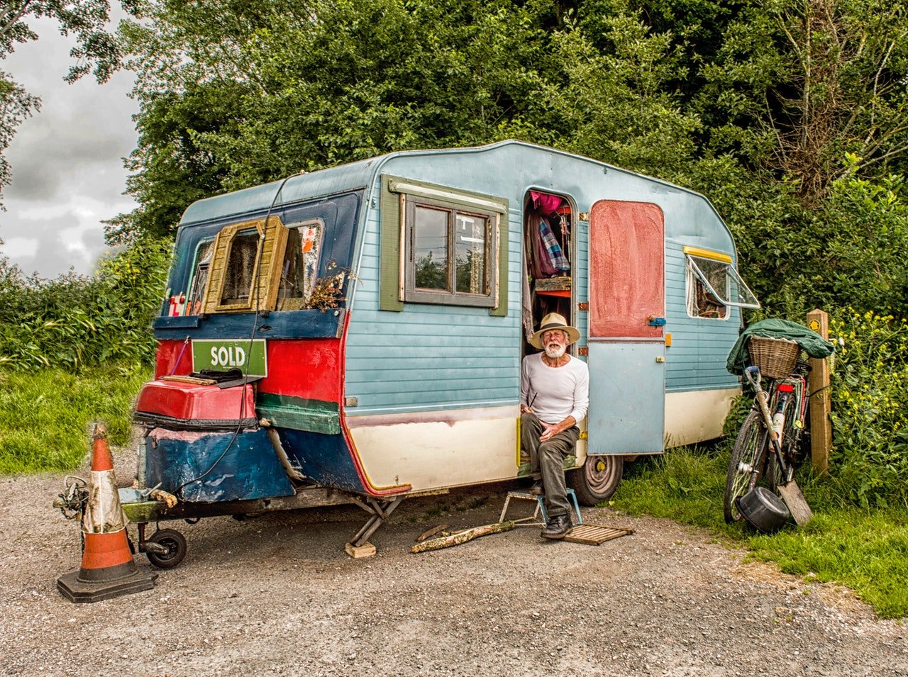 Le grand-oncle d'OP vivait dans une caravane sale | Source : Pexels
