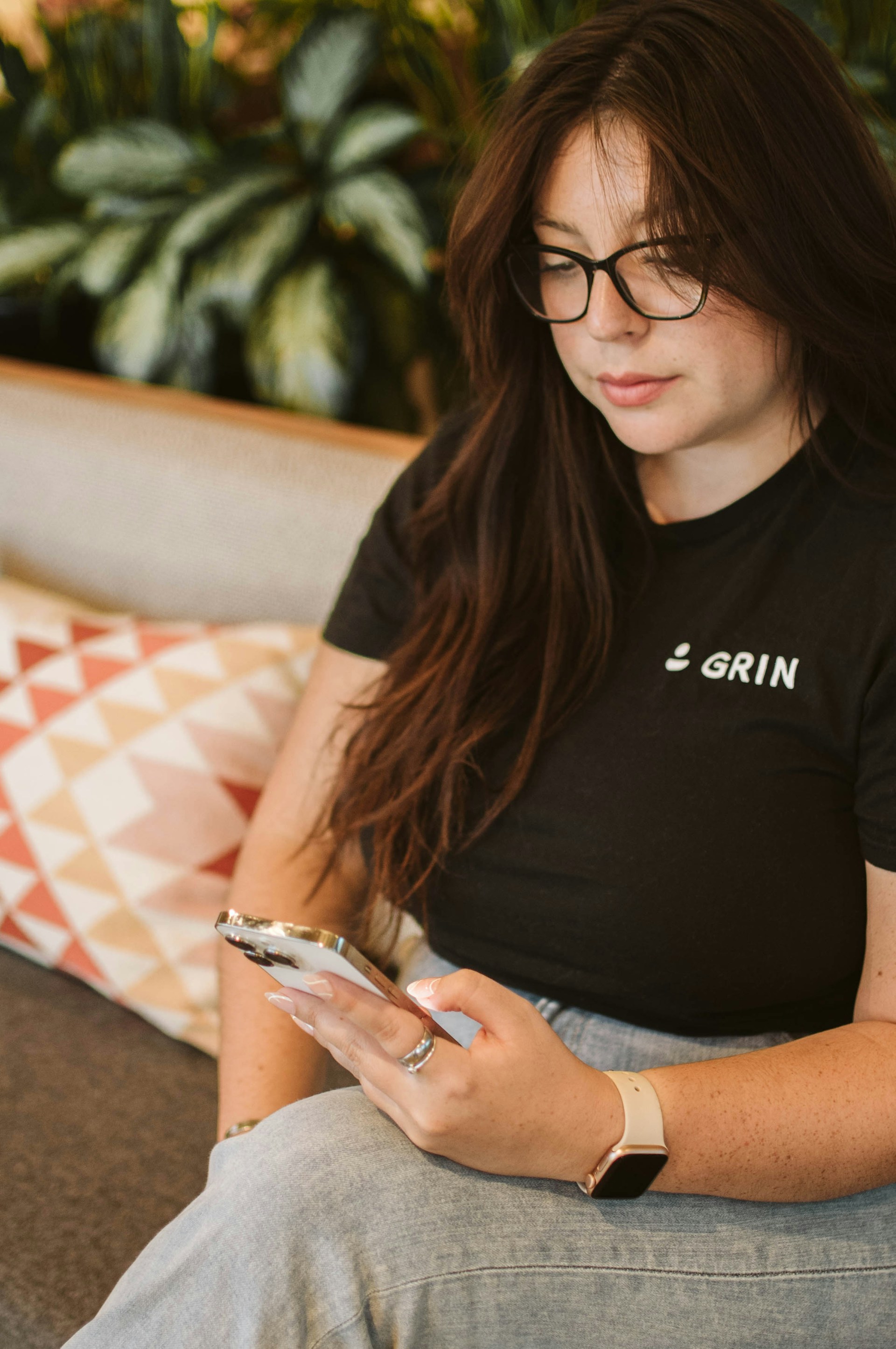 Une femme assise sur un canapé | Source : Unsplash