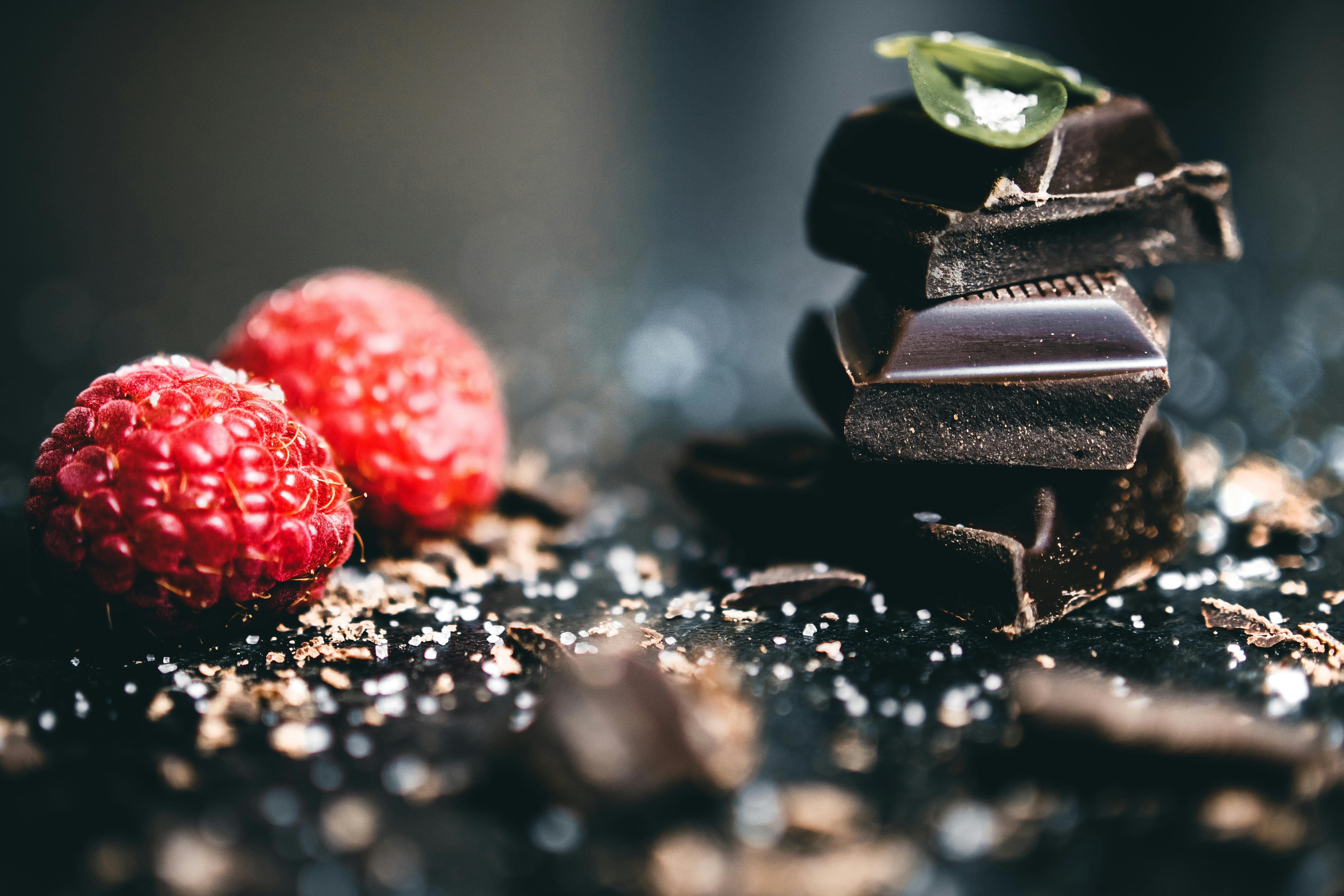 Des morceaux de chocolat décadents et des baies | Source : Pexels