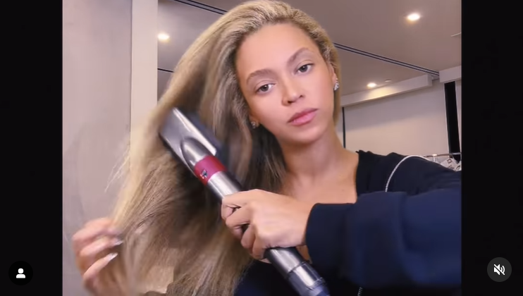 Beyoncé lisse ses cheveux blonds dans une vidéo partagée en avril 2024. | Source : Instagram/beyonce