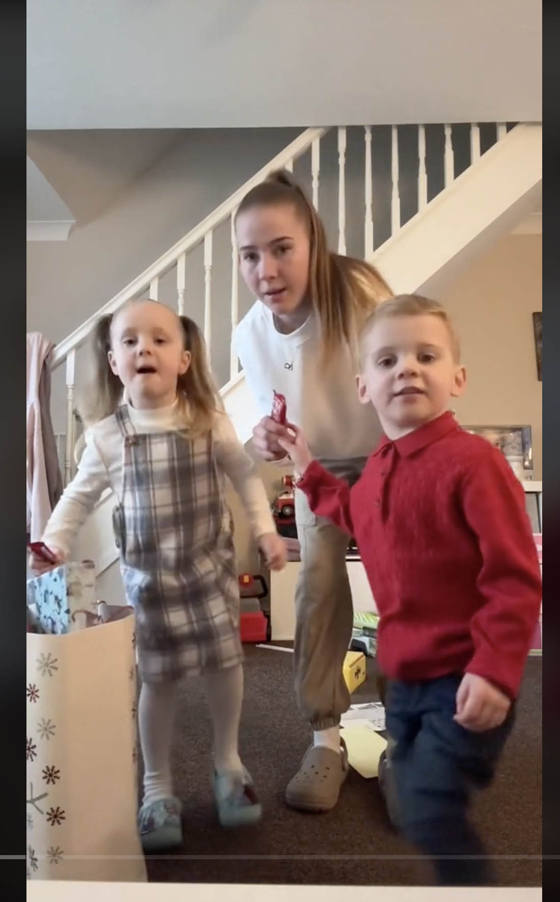 Georgia Schofield avec ses enfants, Ava et Leo, comme on le voit dans une vidéo datée du 25 décembre 2023 | Source : tiktok.com/@bruh.georgia