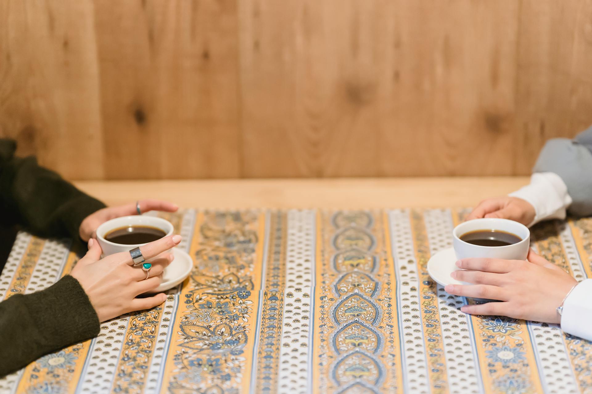 Deux personnes assises l'une en face de l'autre dans un café | Source : Pexels