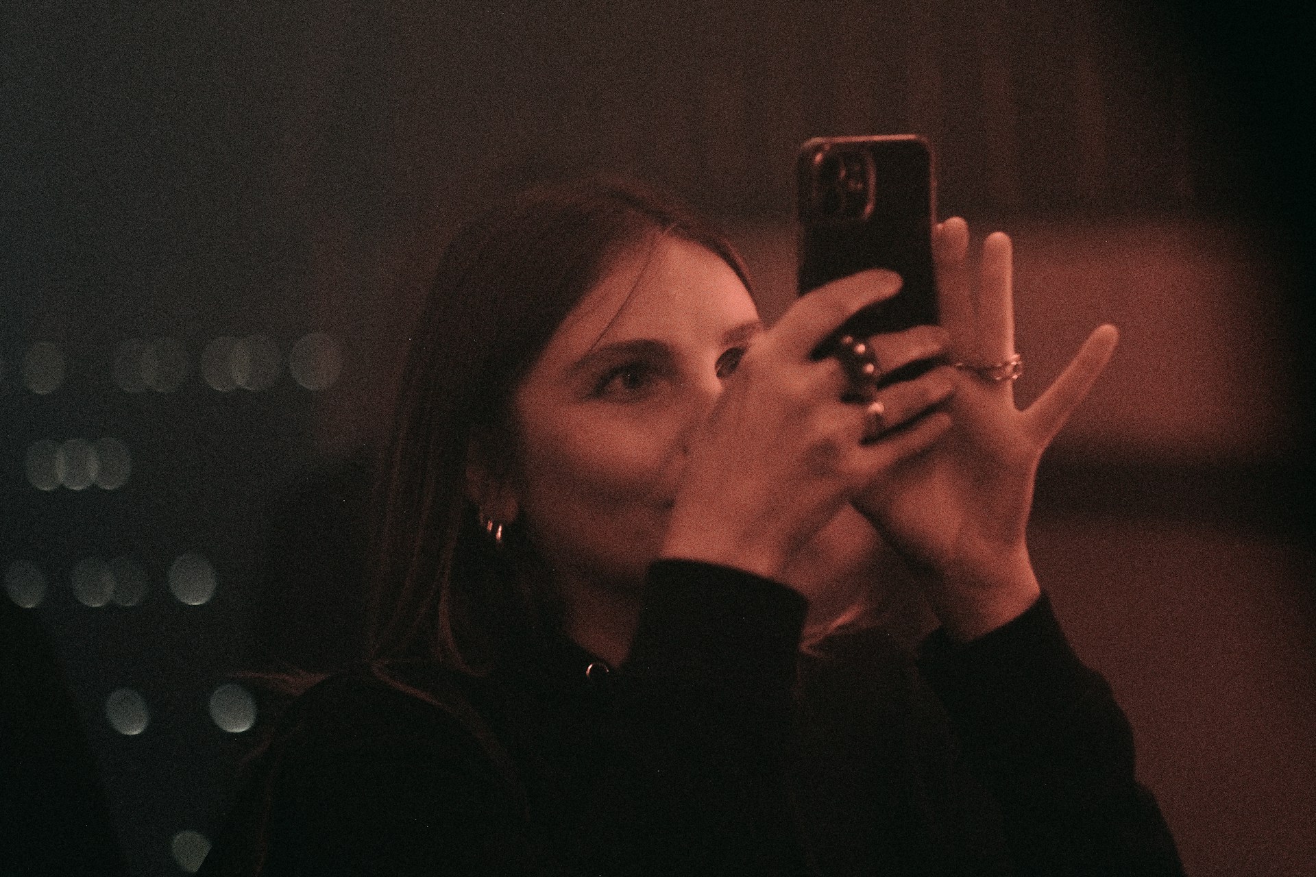 Une femme qui prend un selfie | Source : Unsplash