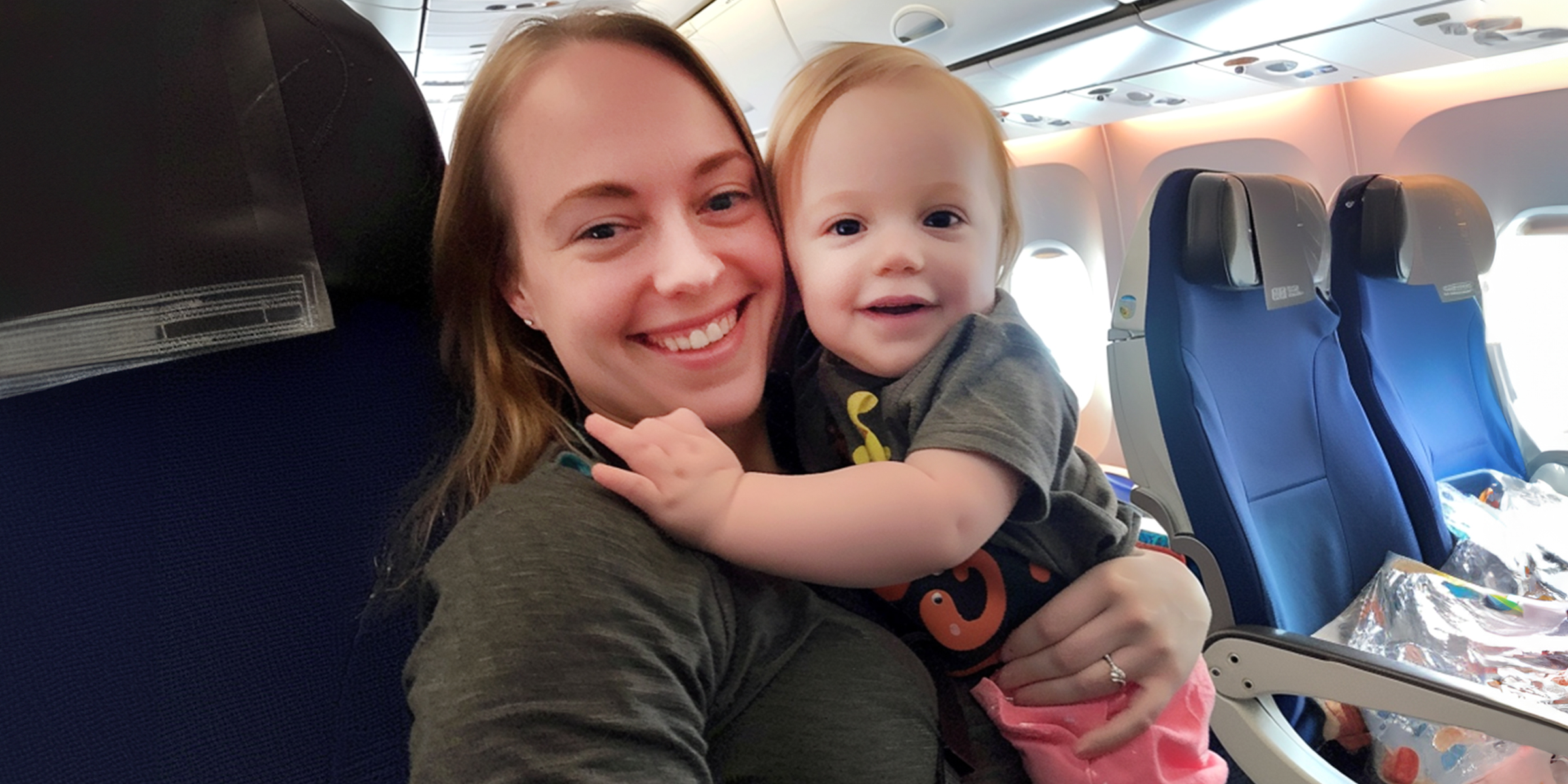 Une maman et un enfant en bas âge dans un avion | Source : AmoMama