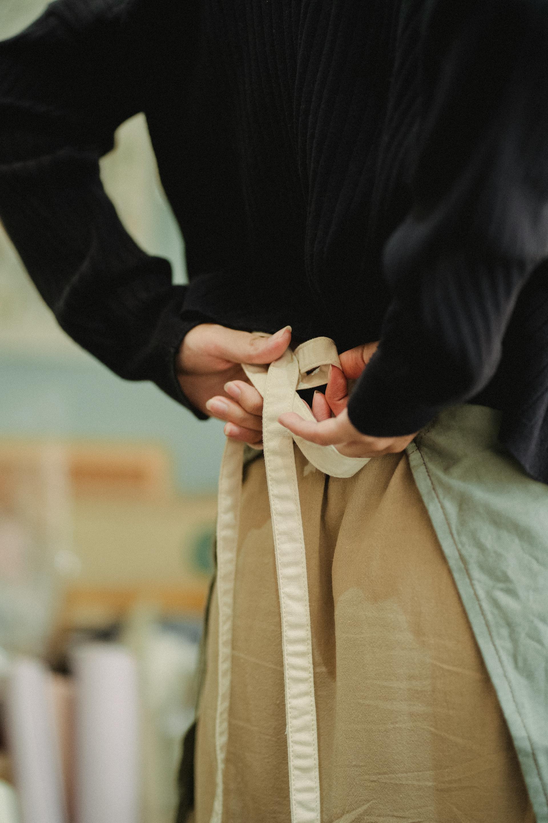 Une femme qui attache son tablier | Source : Pexels