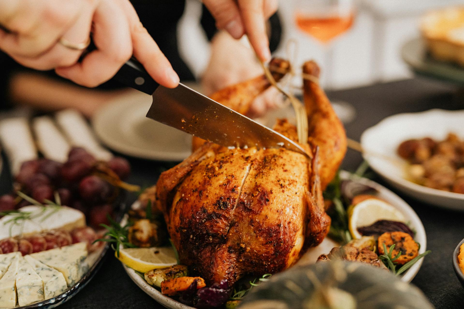 Une personne découpe un morceau de poulet | Source : Pexels