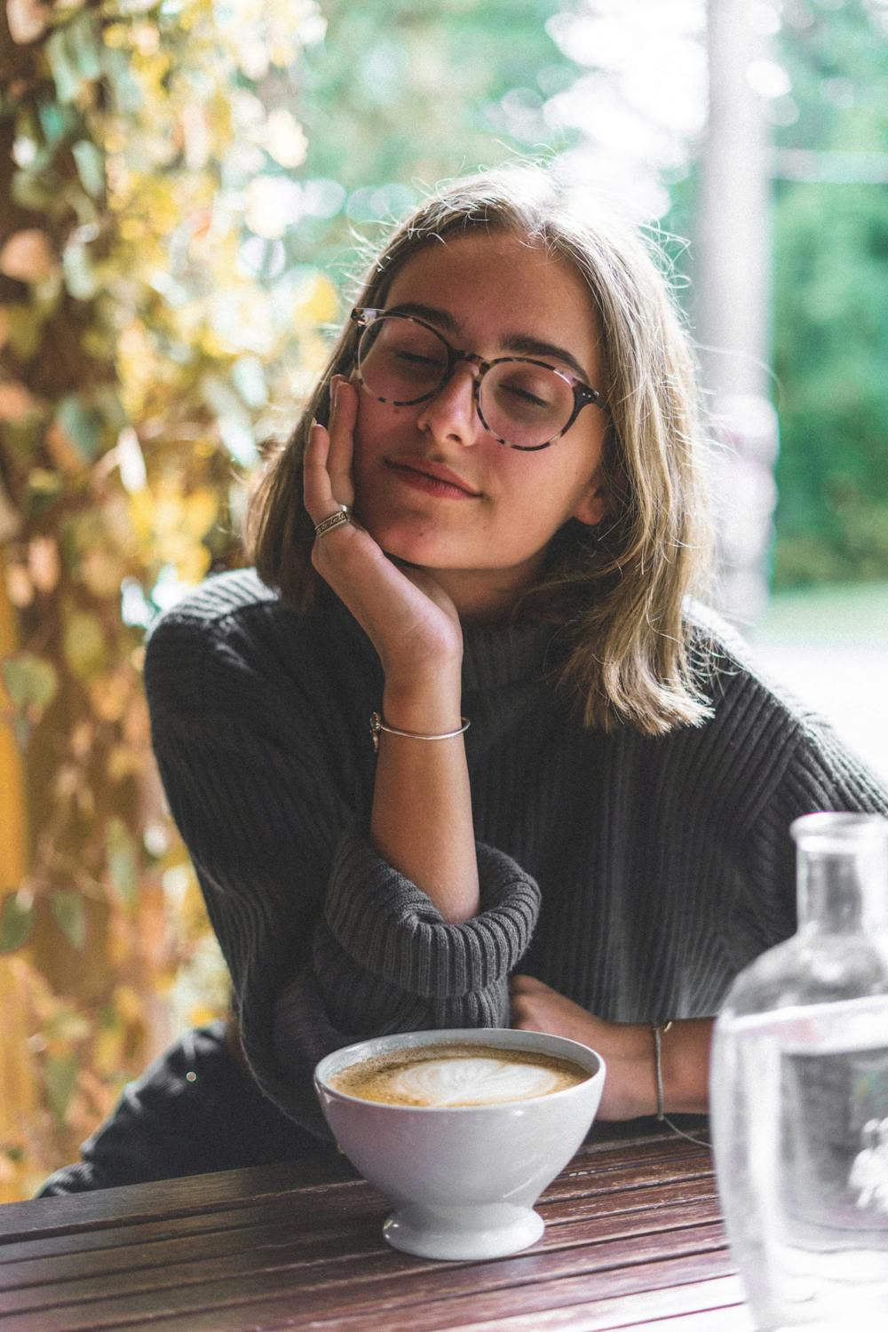 Une femme avec une tasse de café | Source : Pexels