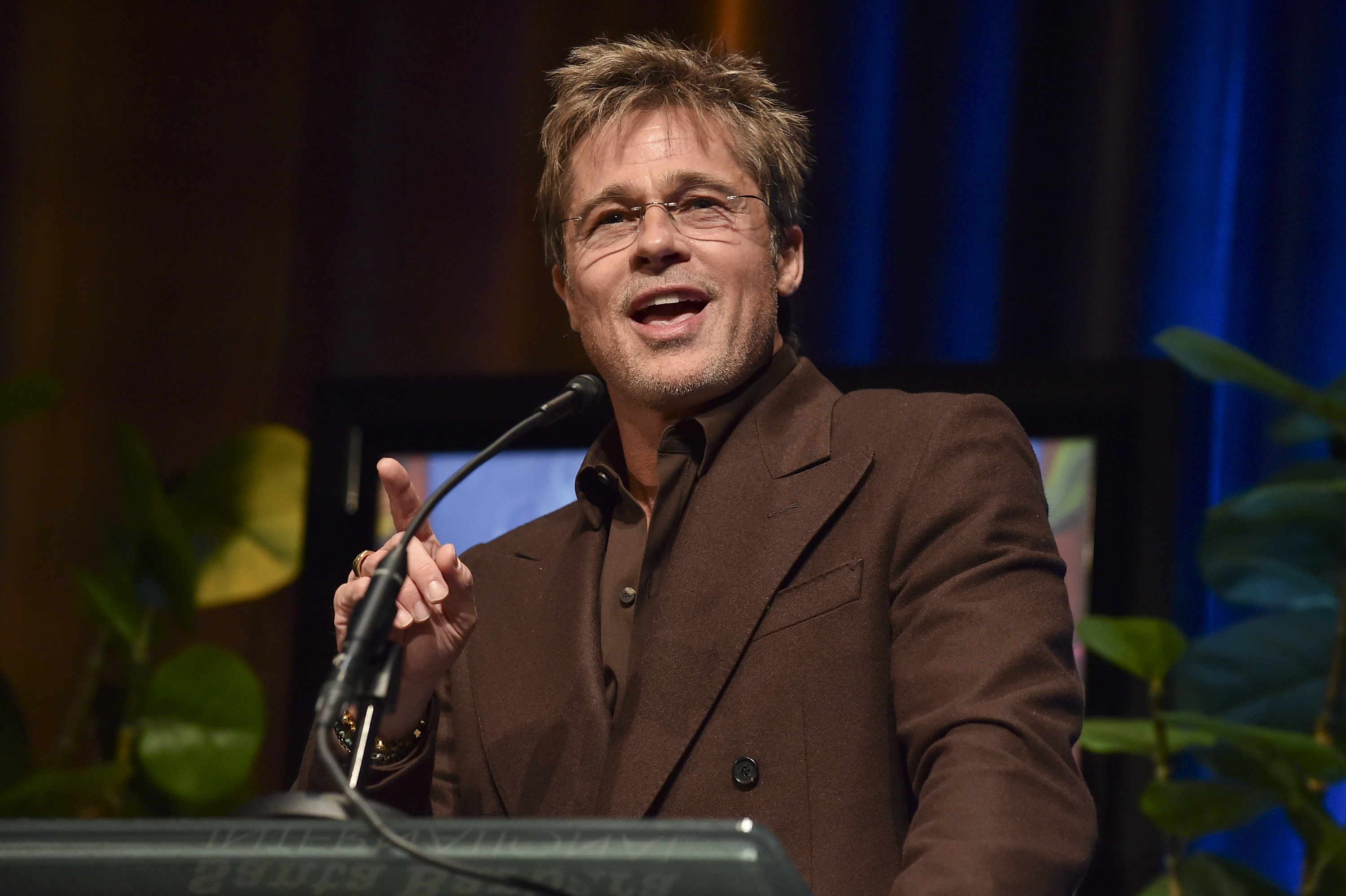 Brad Pitt prenant la parole lors du festival international du film de Santa Barbara, le 8 février 2024, à Santa Barbara, en Californie. | Source : Getty Images