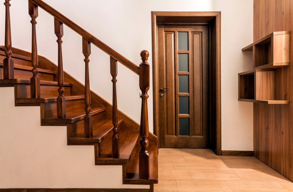Escaliers et portes modernes en bois de chêne brun dans un intérieur de maison rénové | Photo : Shutterstock