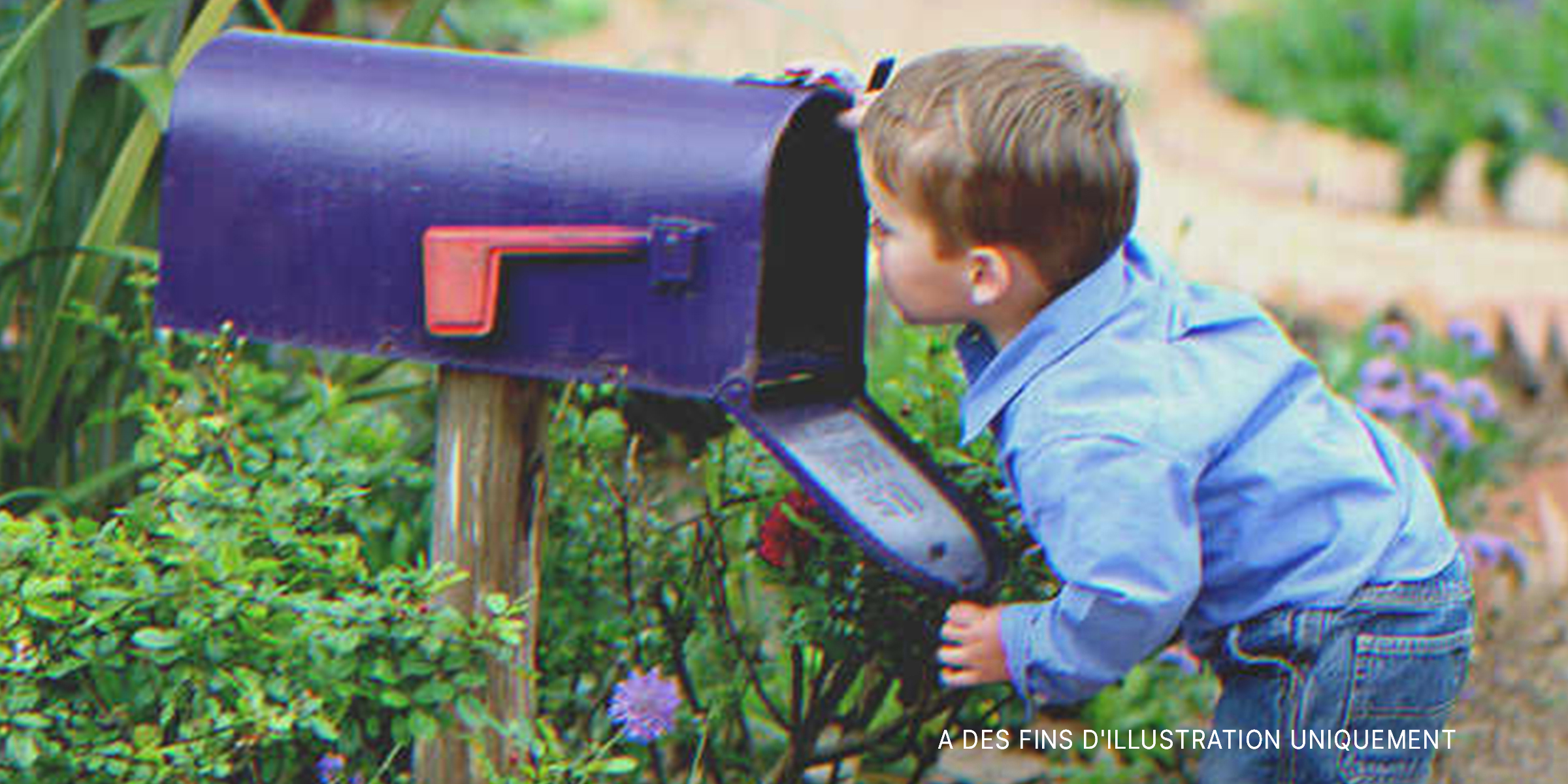 Un petit garçon vérifiant une boîte aux lettres | Source : Getty Images