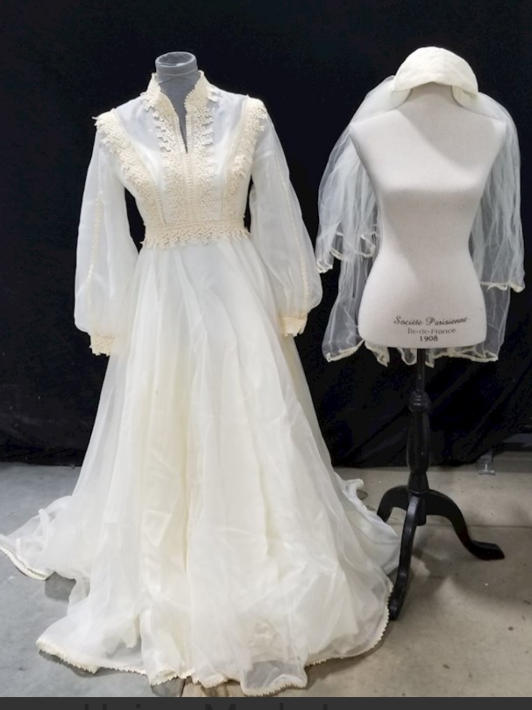 La robe de mariée d'une utilisatrice de Reddit téléchargée sur la plateforme le 5 mai 2021 | Source : Reddit/ThriftStoreHauls