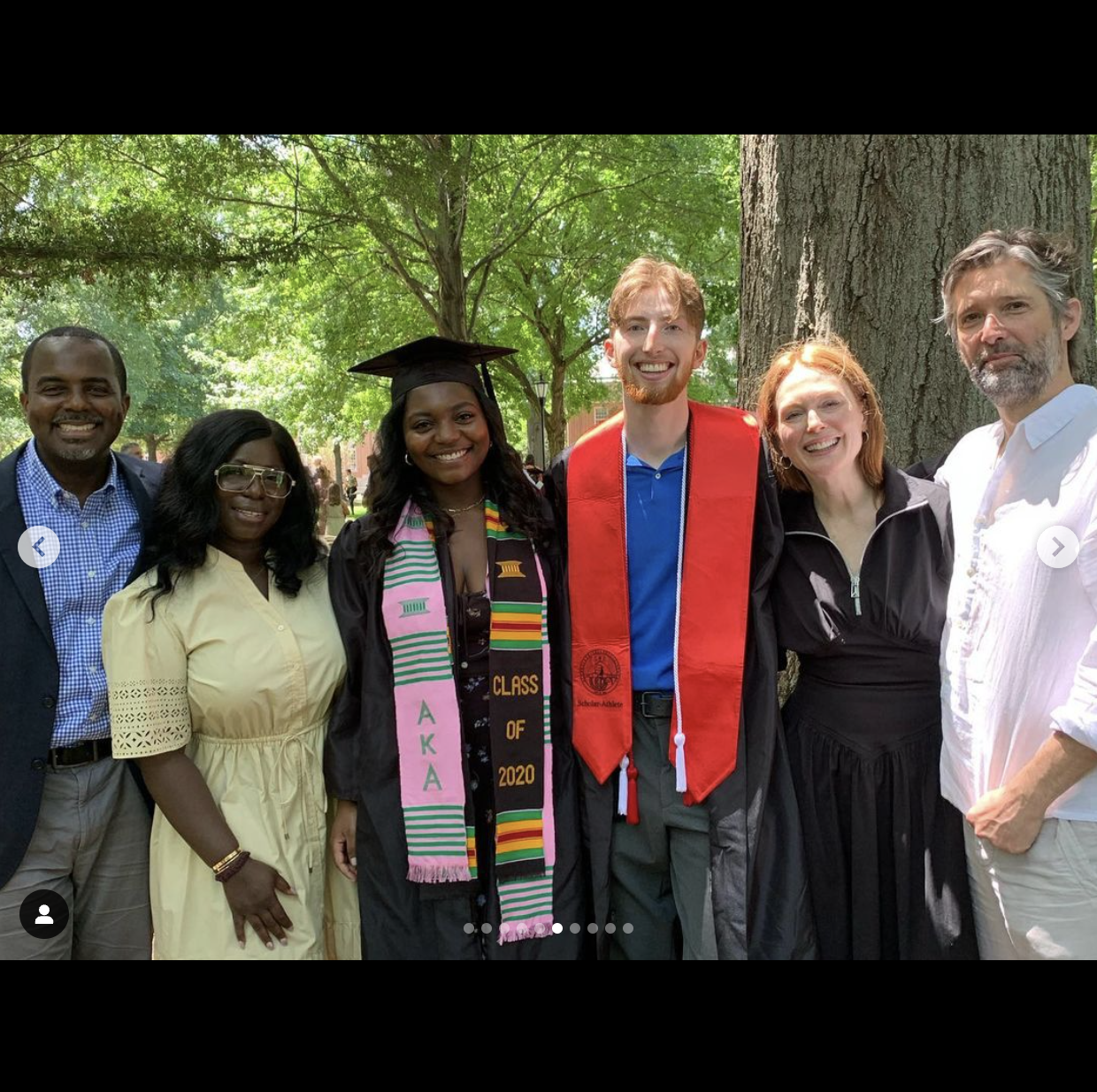 Caleb Freundlich et Kibriyaá Morgan qui célèbrent leur remise de diplôme avec leurs familles, comme le montre une photo partagée le 25 mai 2022 | Source : Instagram/kikix12