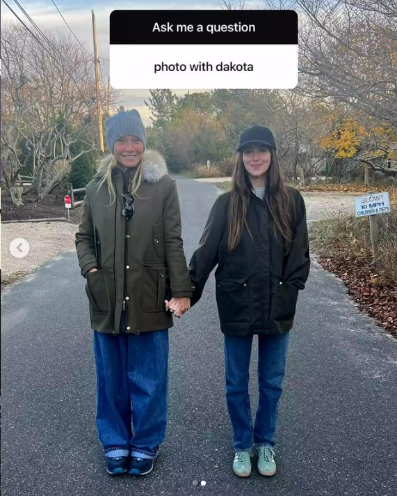 Capture d'écran de Gwyneth Paltrow et Dakota Johnson se tenant la main, datée de novembre 2023 | Source : Instagram/etalkctv