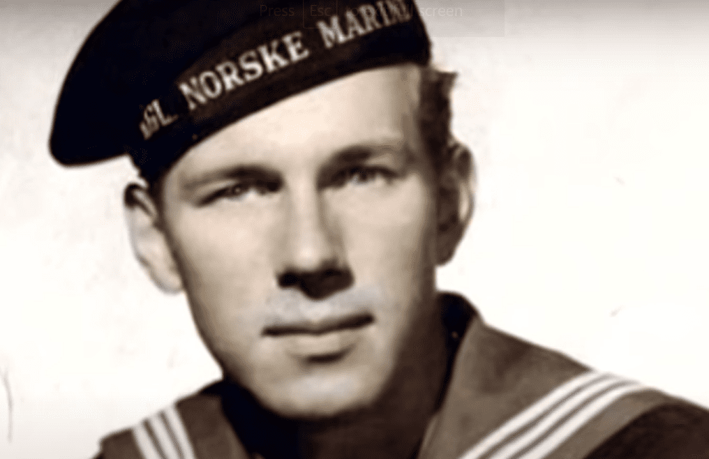 Rolf Christoffersen quand il était plus jeune dans son uniforme de la marine. │ Source : youtube.com/Inside