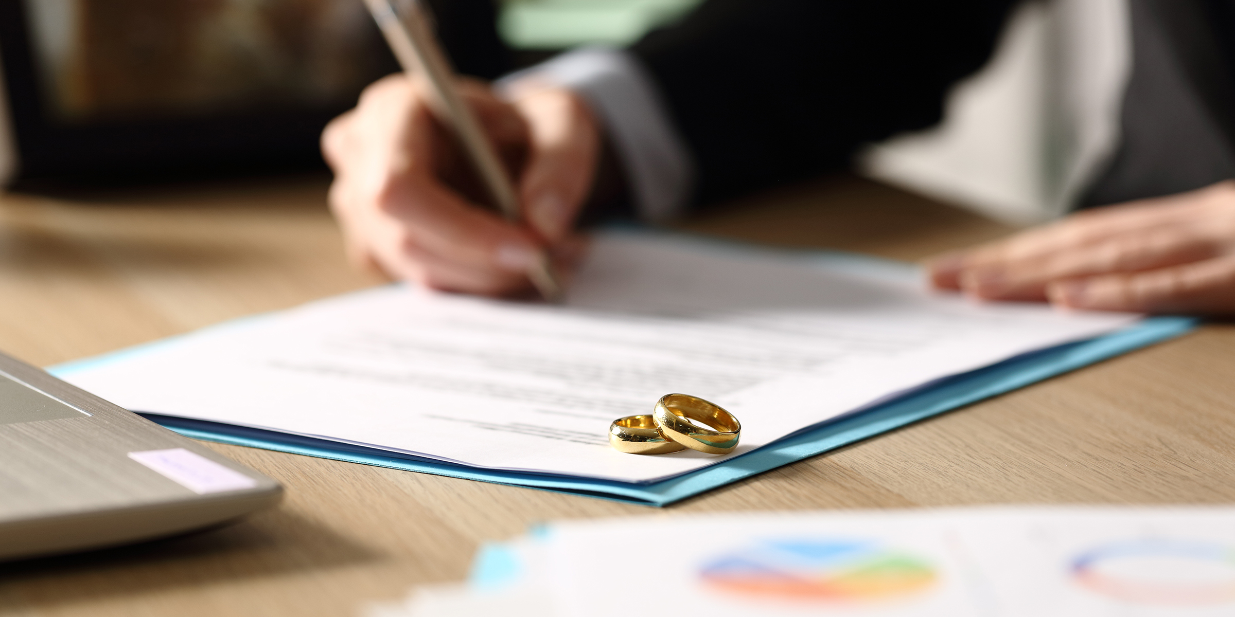 Signature des papiers de divorce | Source : Shutterstock