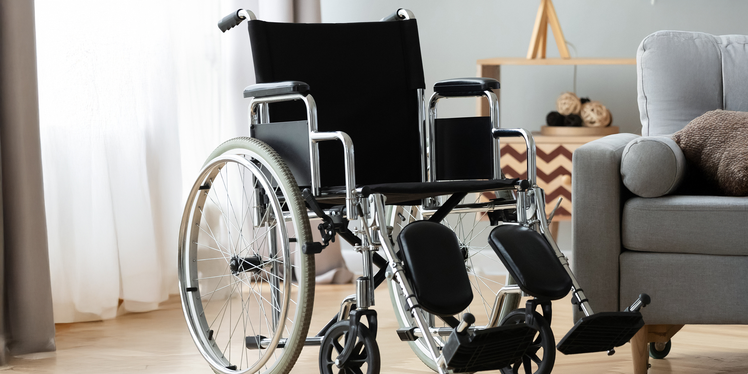 Un fauteuil roulant dans un salon | Source : Shutterstock