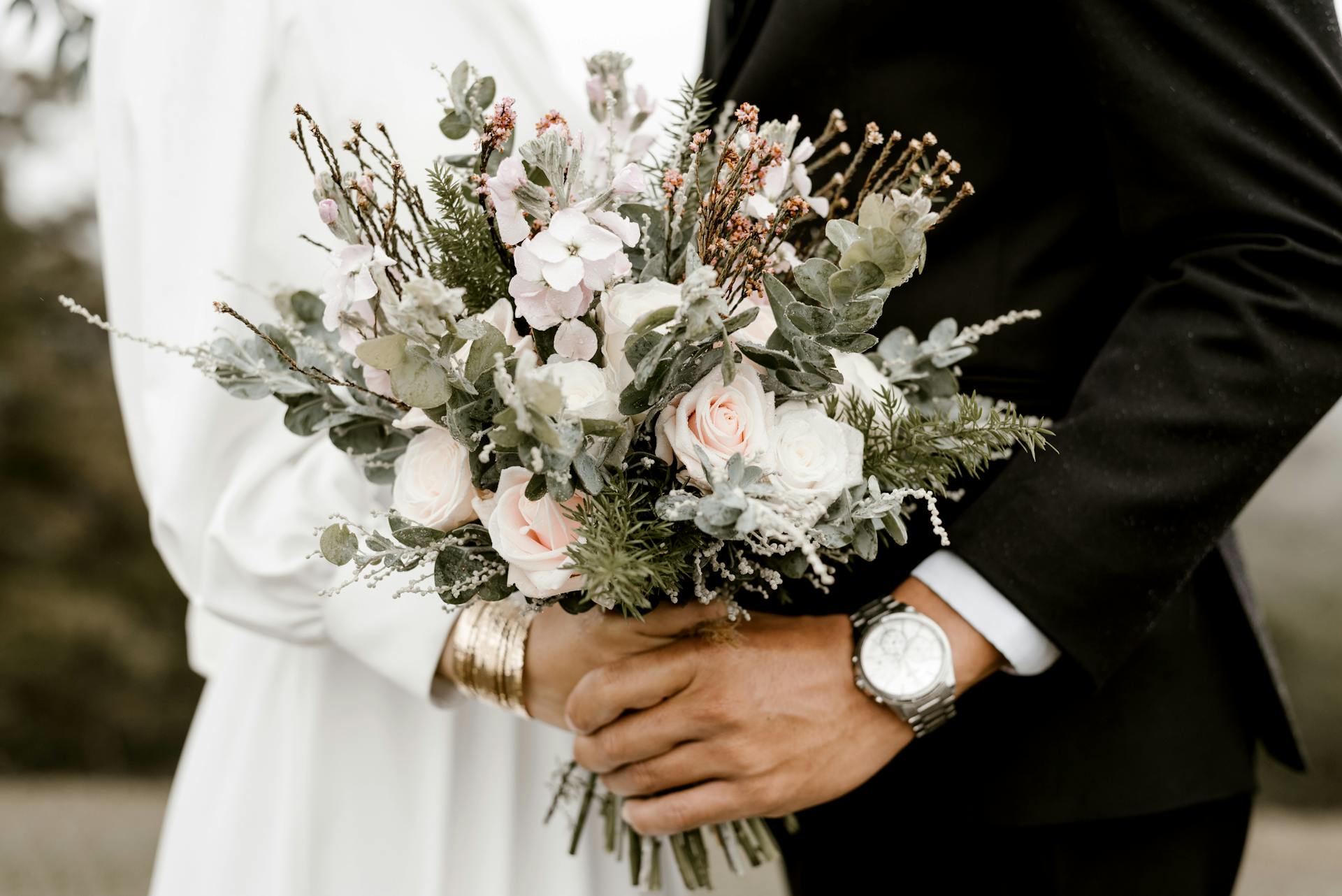 Un couple tenant des fleurs pour leur grand jour | Source : Pexels