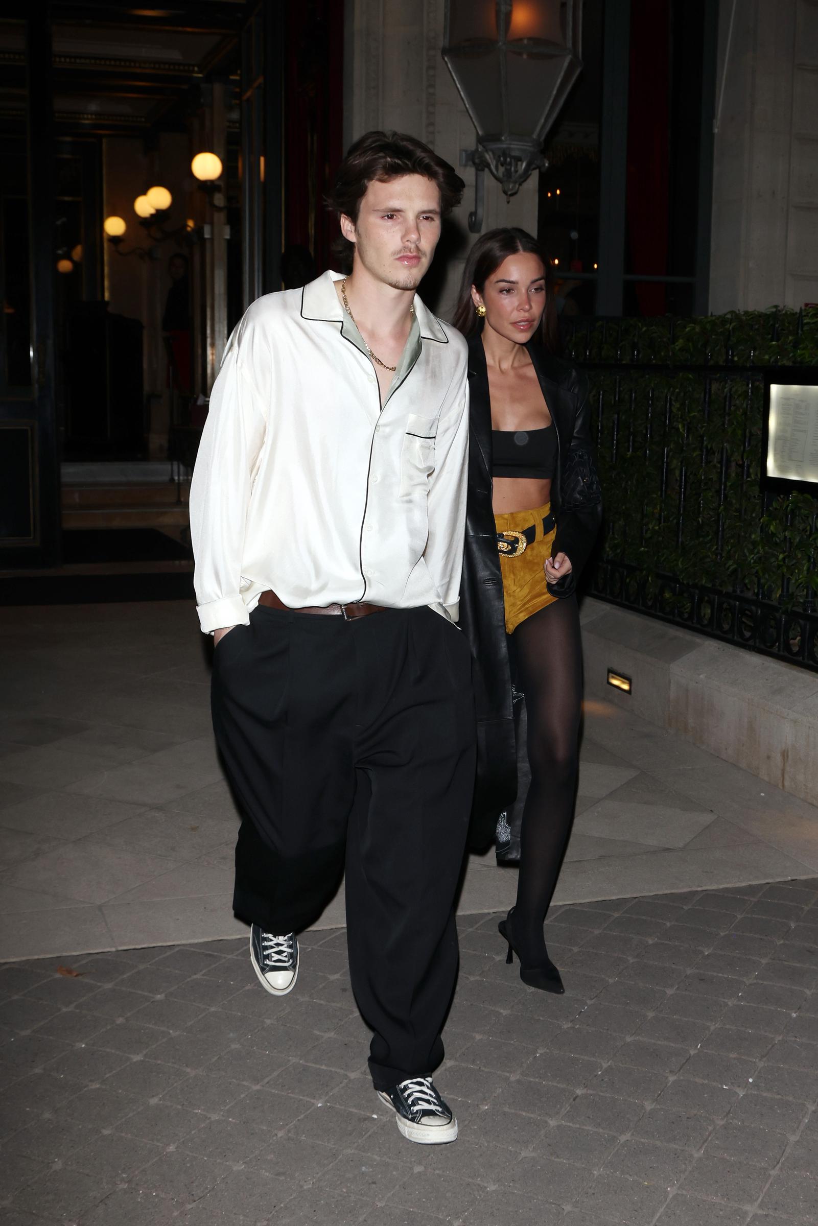 Jackie Apostel et Cruz Beckham quittant leur hôtel lors du défilé Womenswear printemps/été 2025 dans le cadre de la semaine de la mode de Paris, le 28 septembre 2024, à Paris, France | Source : Getty Images