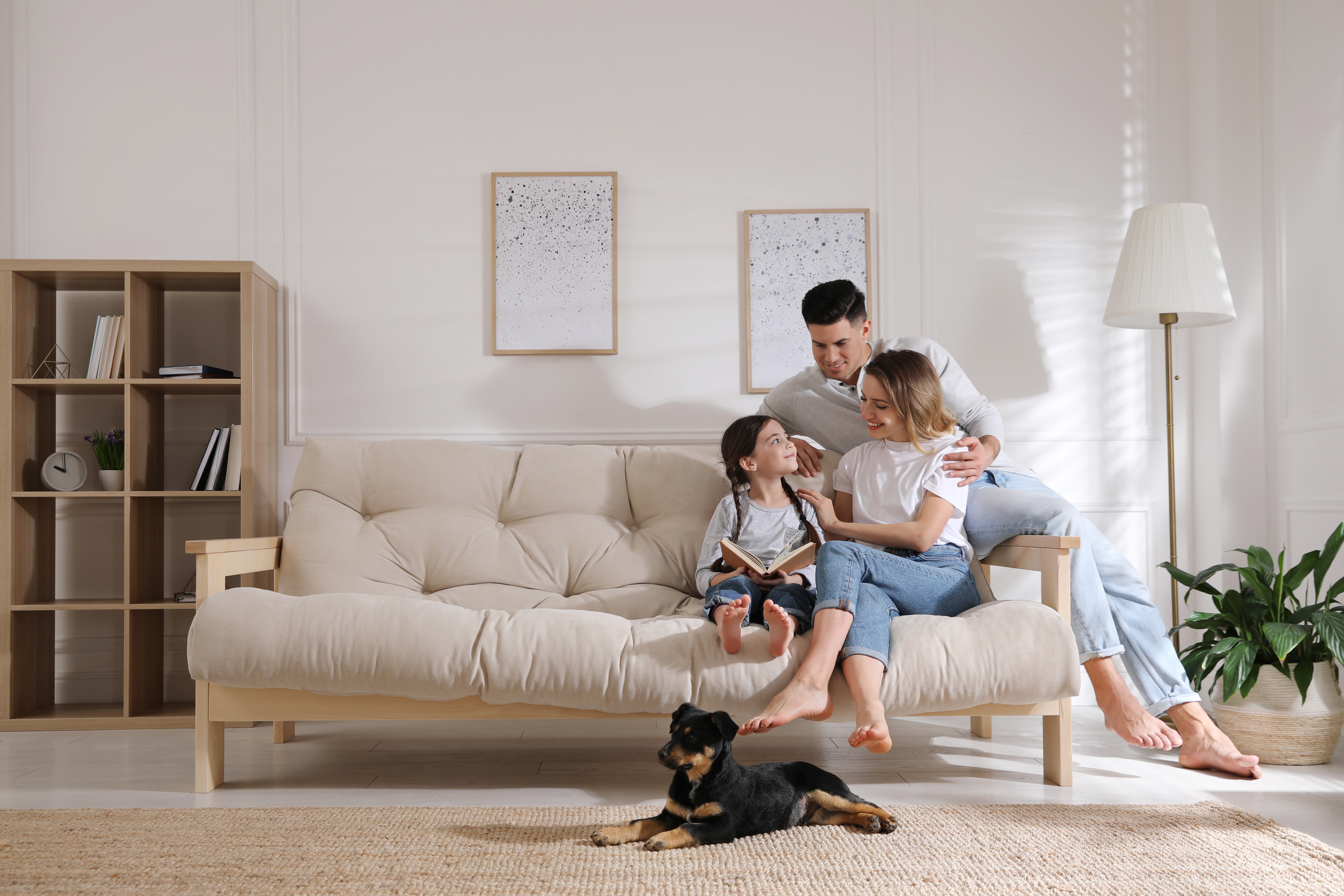 Une famille et leur chien de compagnie | Source : Shutterstock