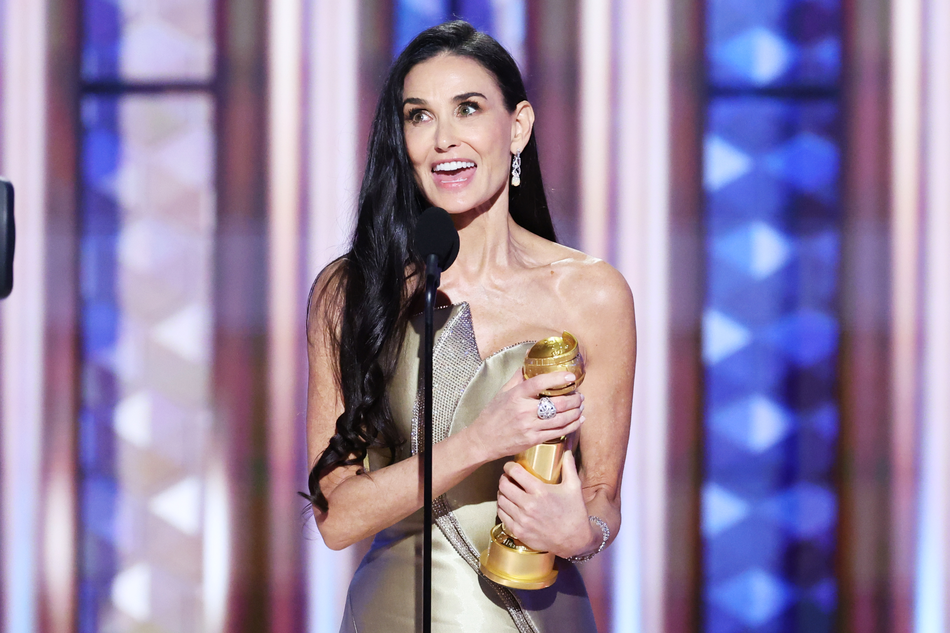 Demi Moore remporte le prix de la meilleure performance d'une actrice dans un film musical ou de comédie lors des 82e Golden Globes annuels le 5 janvier 2025 | Source : Getty Images