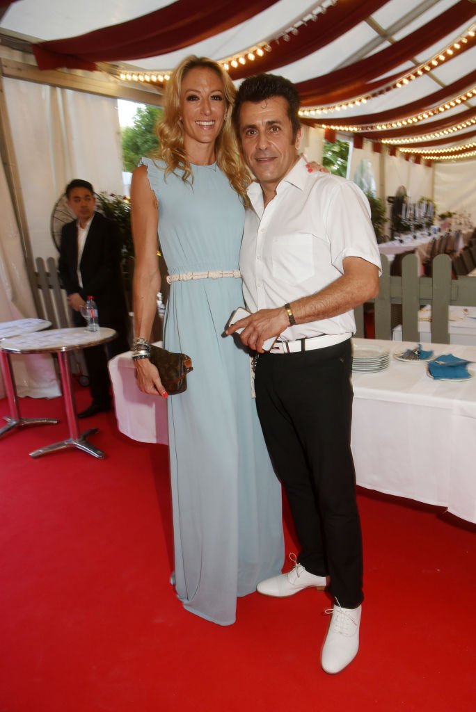  Albert Kassabi (Bebert des Forbans) 5R) et son invité participent au dîner de vente aux enchères "Les enfants pour la paix" au Jardin des Tuileries le 25 juin 2019 à Paris. | Photo : Getty Images