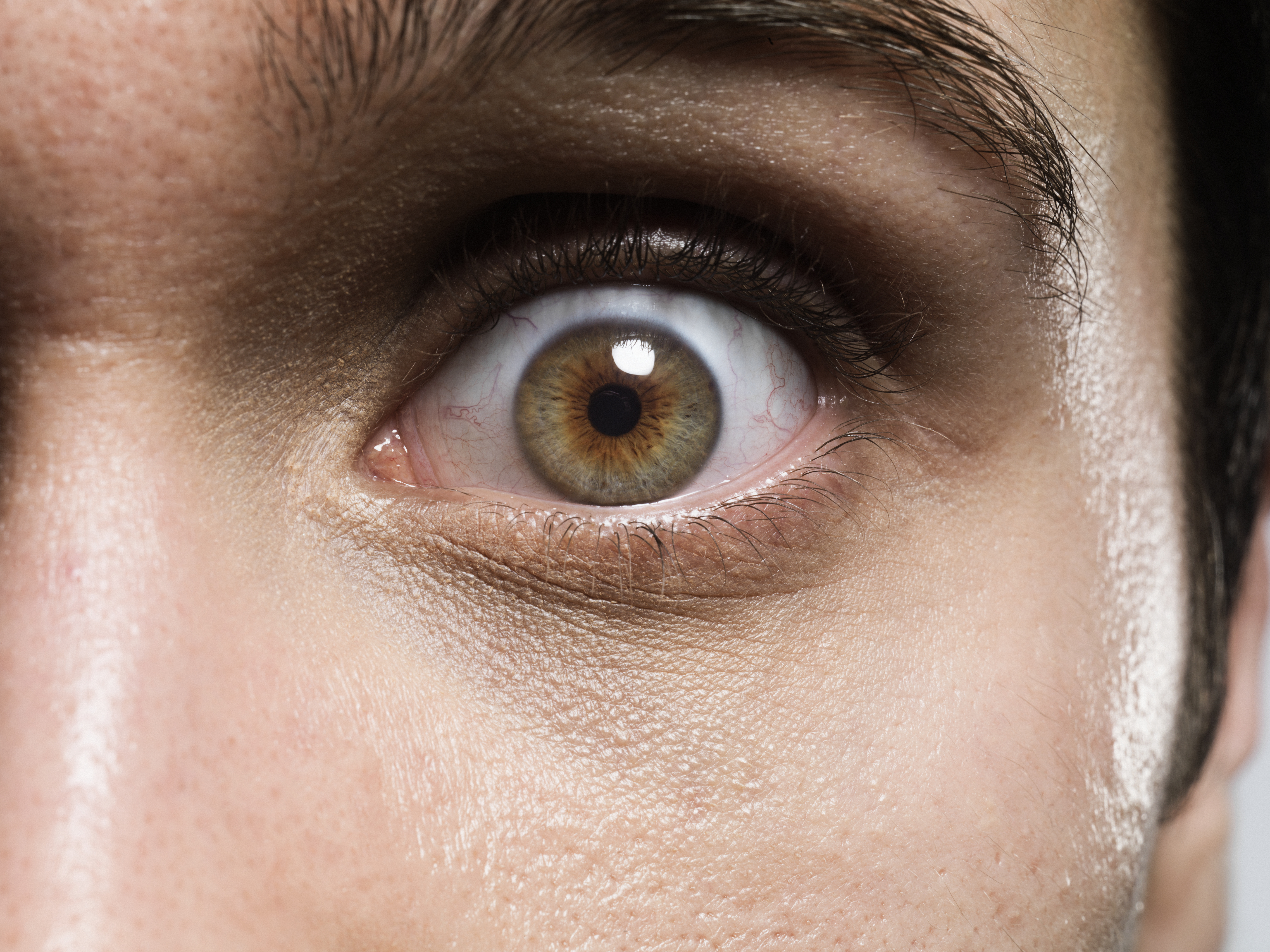 Gros plan sur l'œil d'un homme | Source : Getty Images