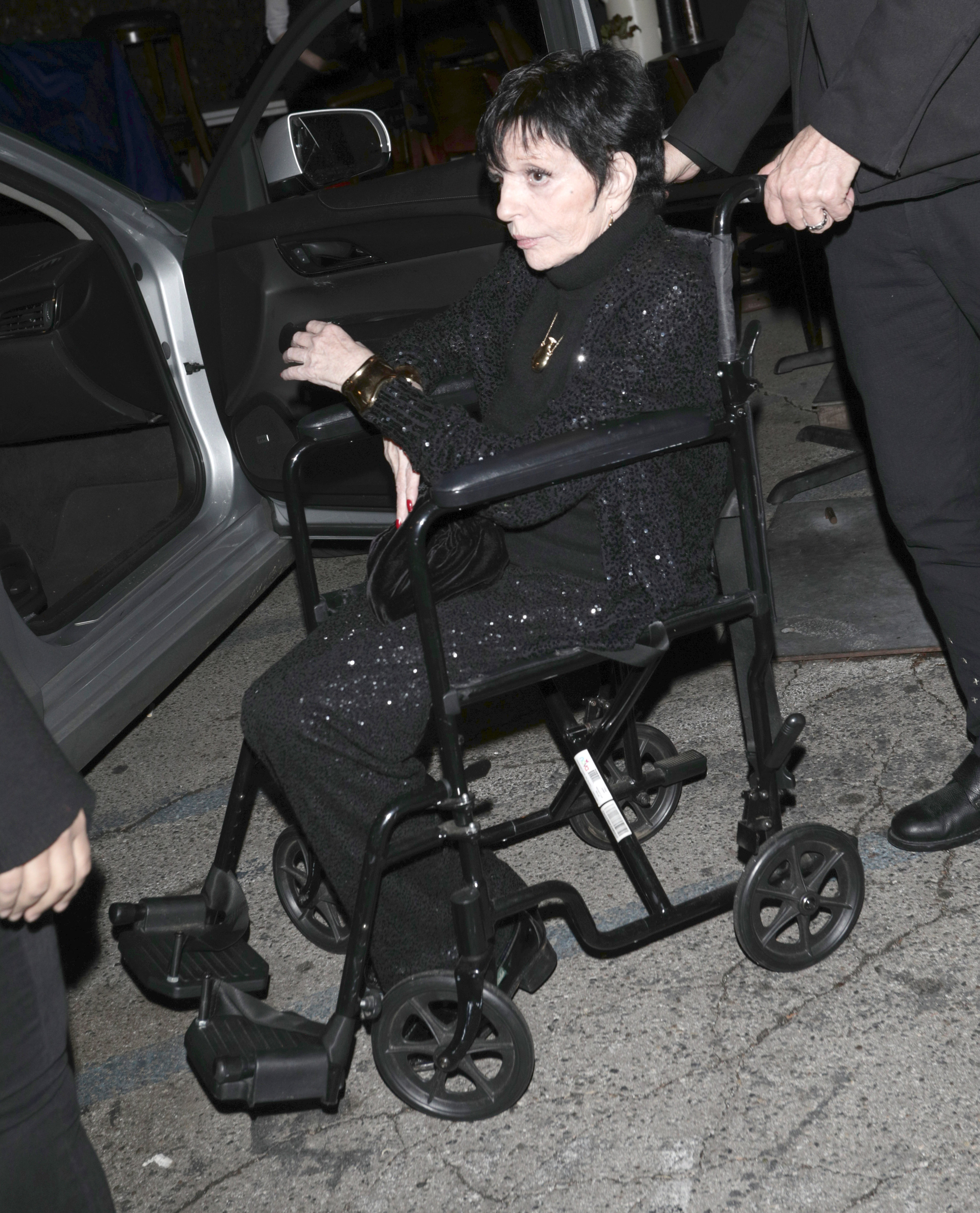 Liza Minnelli est assise dans son fauteuil roulant le 5 décembre 2022, à Los Angeles, en Californie. | Source : Getty Images