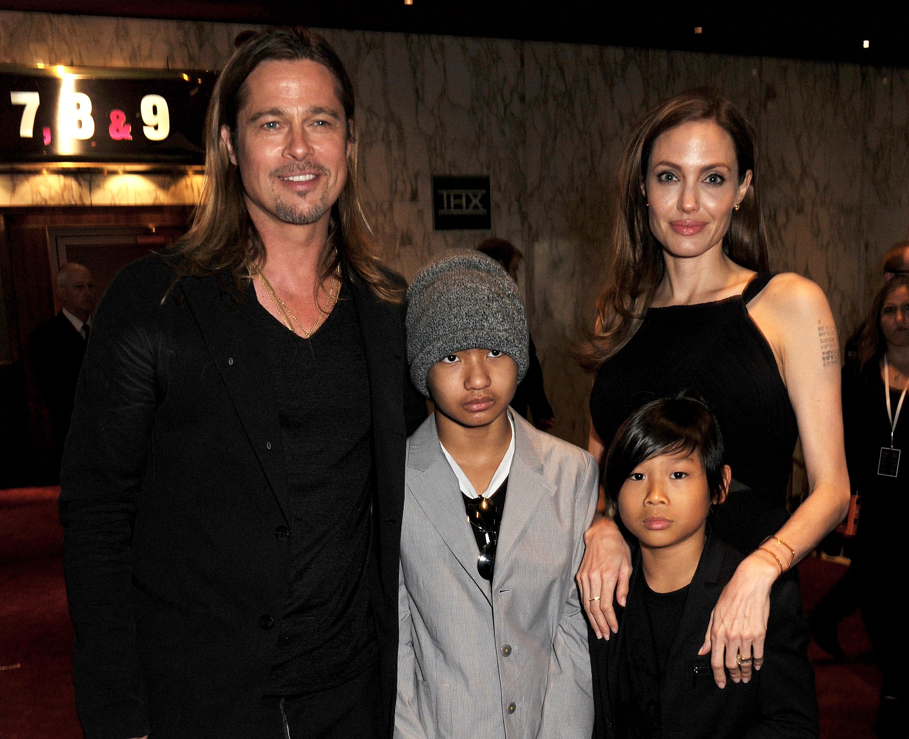 Brad Pitt, Maddox Jolie-Pitt, Pax Jolie-Pitt et Angelina Jolie assistent à la première mondiale de 'World War Z' à l'Empire Cinema Leicester Square le 2 juin 2013 à Londres, Angleterre | Source : Getty Images               