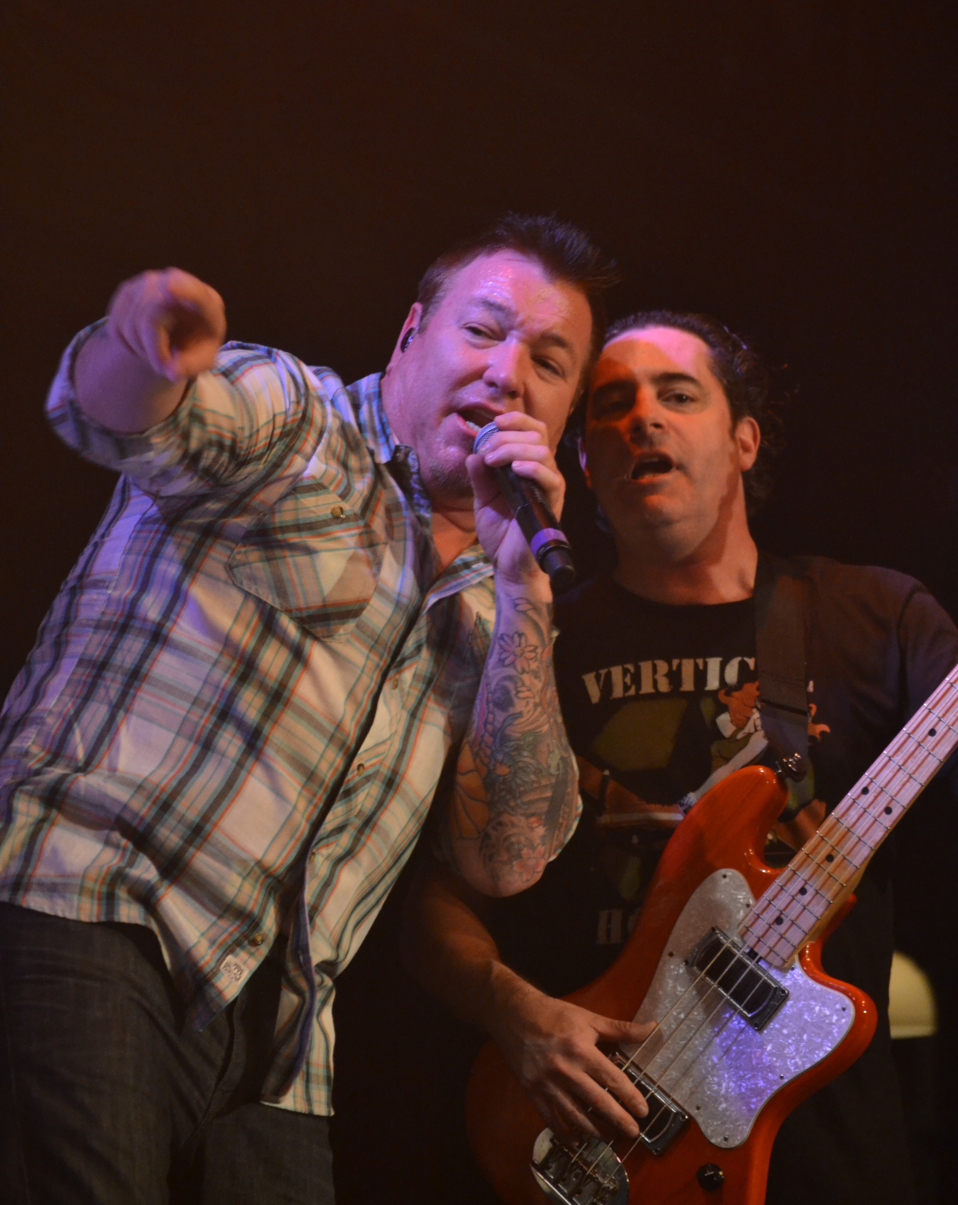 Steve Harwell et Paul De Lisle se produisent avec Smash Mouth lors du Bud Light Music First 50/50/1 le 1er août 2013 à Hampton, New Hampshire | Source : Getty Images