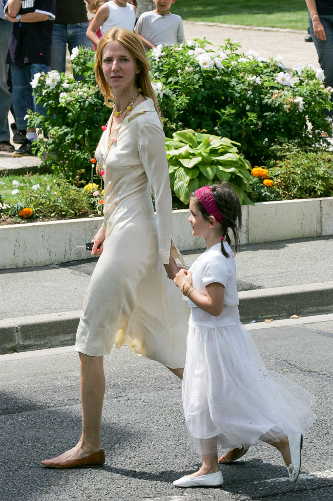 L'actrice Sandrine Kiberlain et sa fille Suzanne Lindon arrivent à l'église Sainte-Eugénie avant le baptême de Jade Hallyday le 18 juin 2005 à Marnes-la-Coquette, France I Source : GettyImages