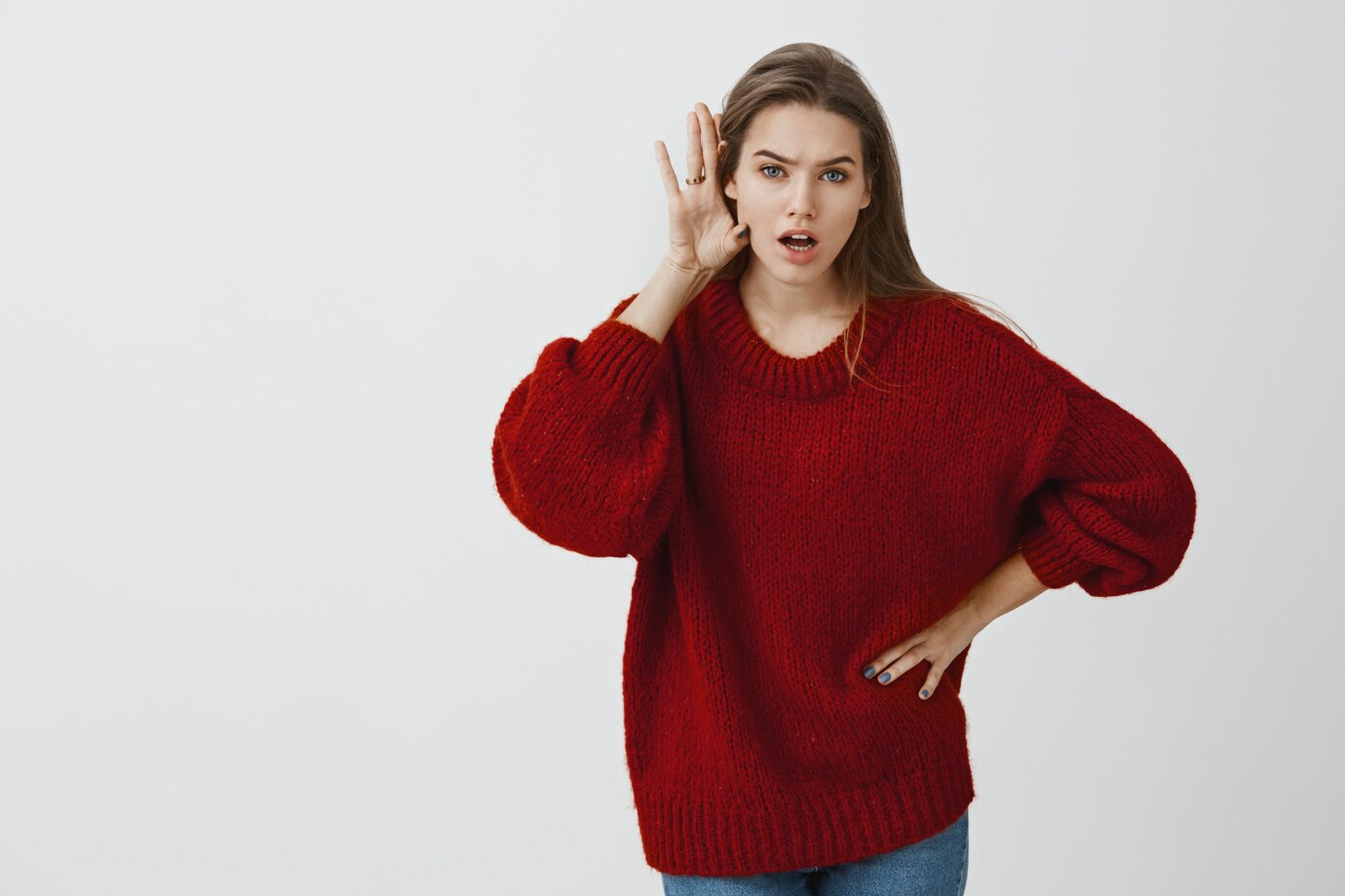 Une femme qui écoute aux portes | Source : Freepik