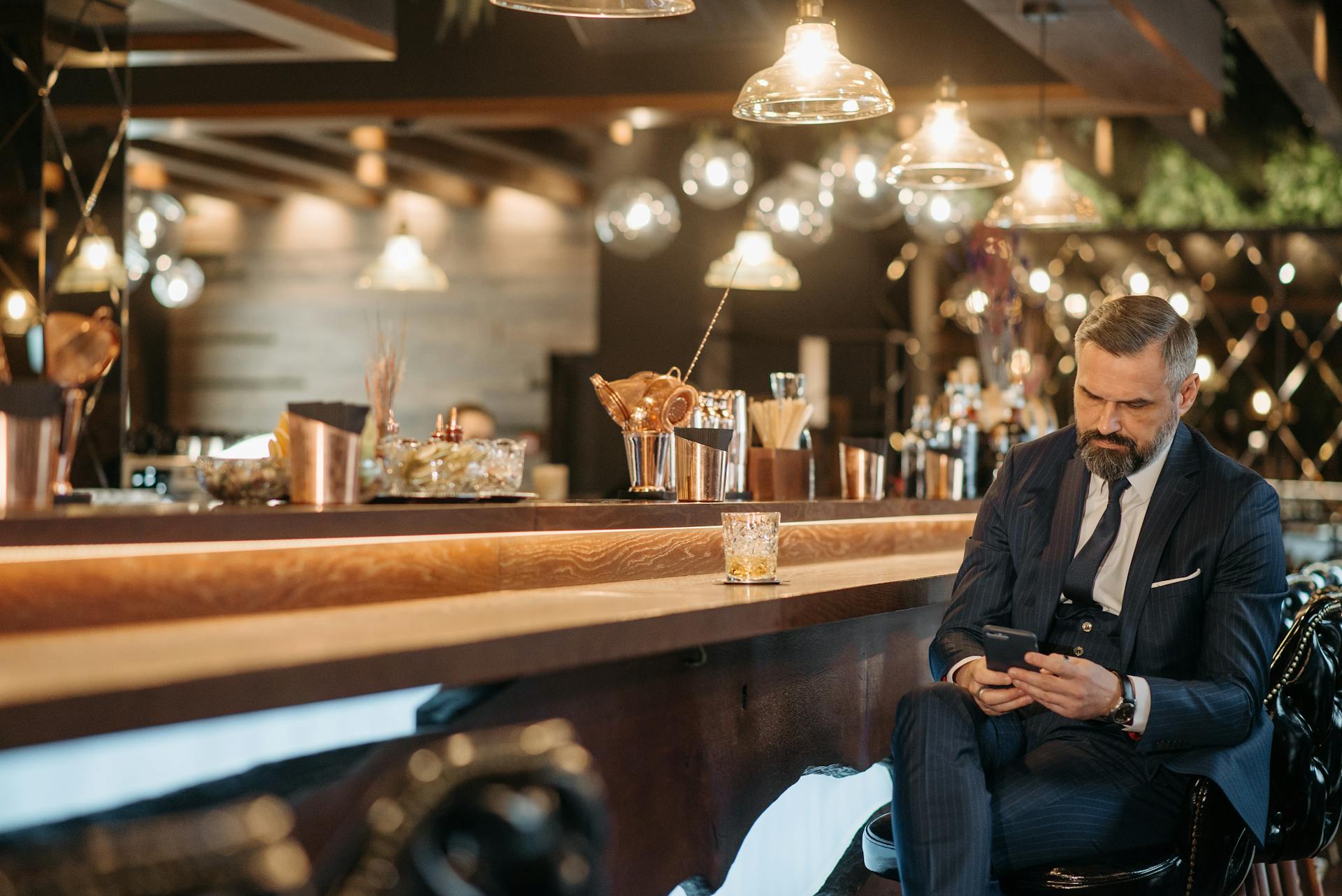 Un homme riche assis au bar d'un country club | Source : Pexels