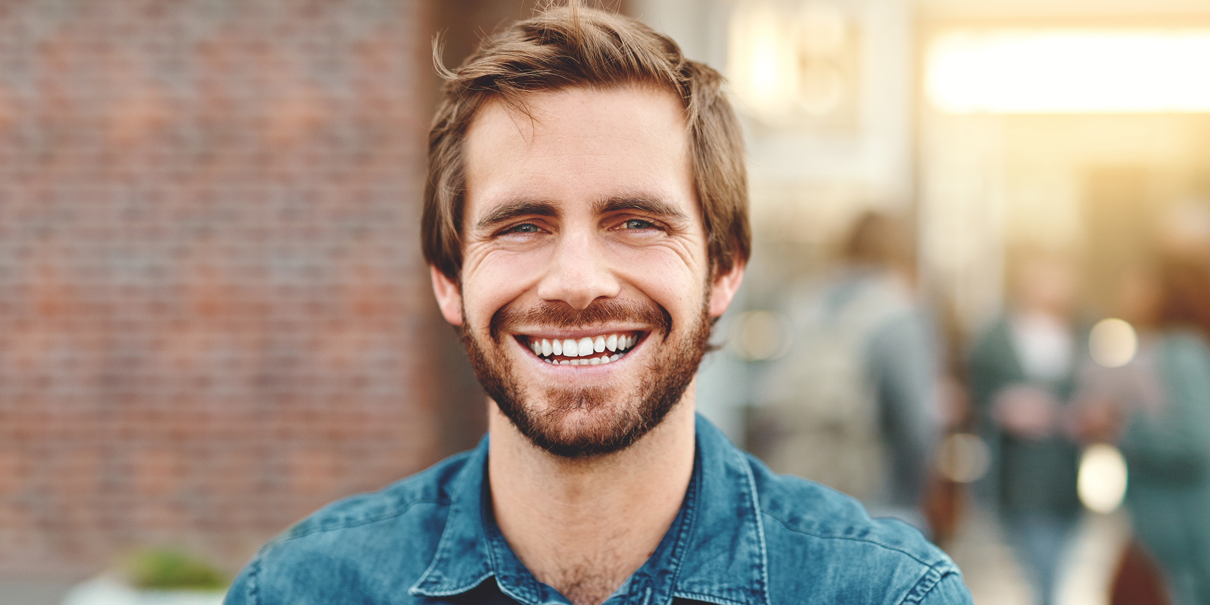 Un jeune homme souriant | Source : Shutterstock