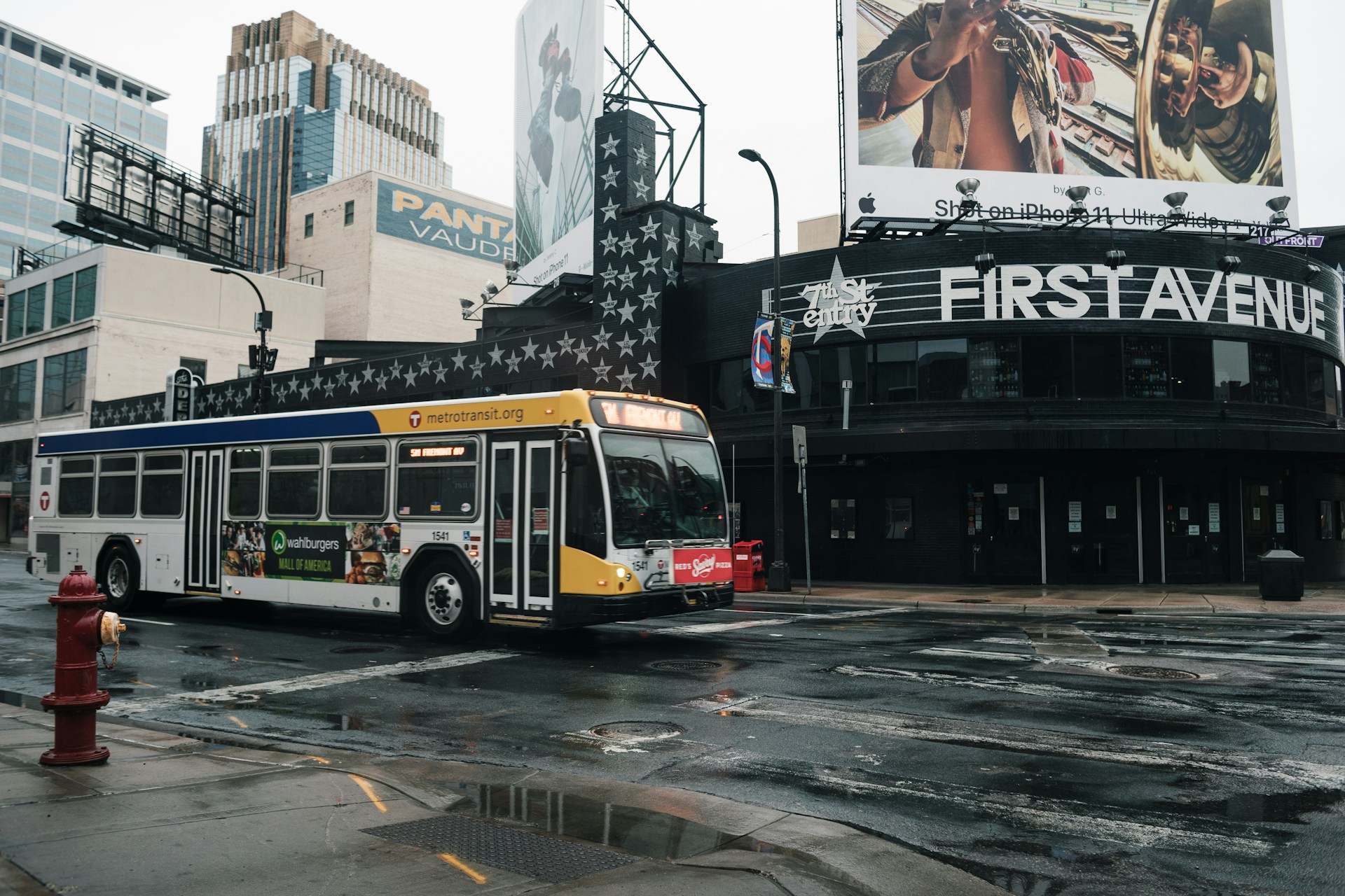 Un bus dans la rue | Source : Unsplash