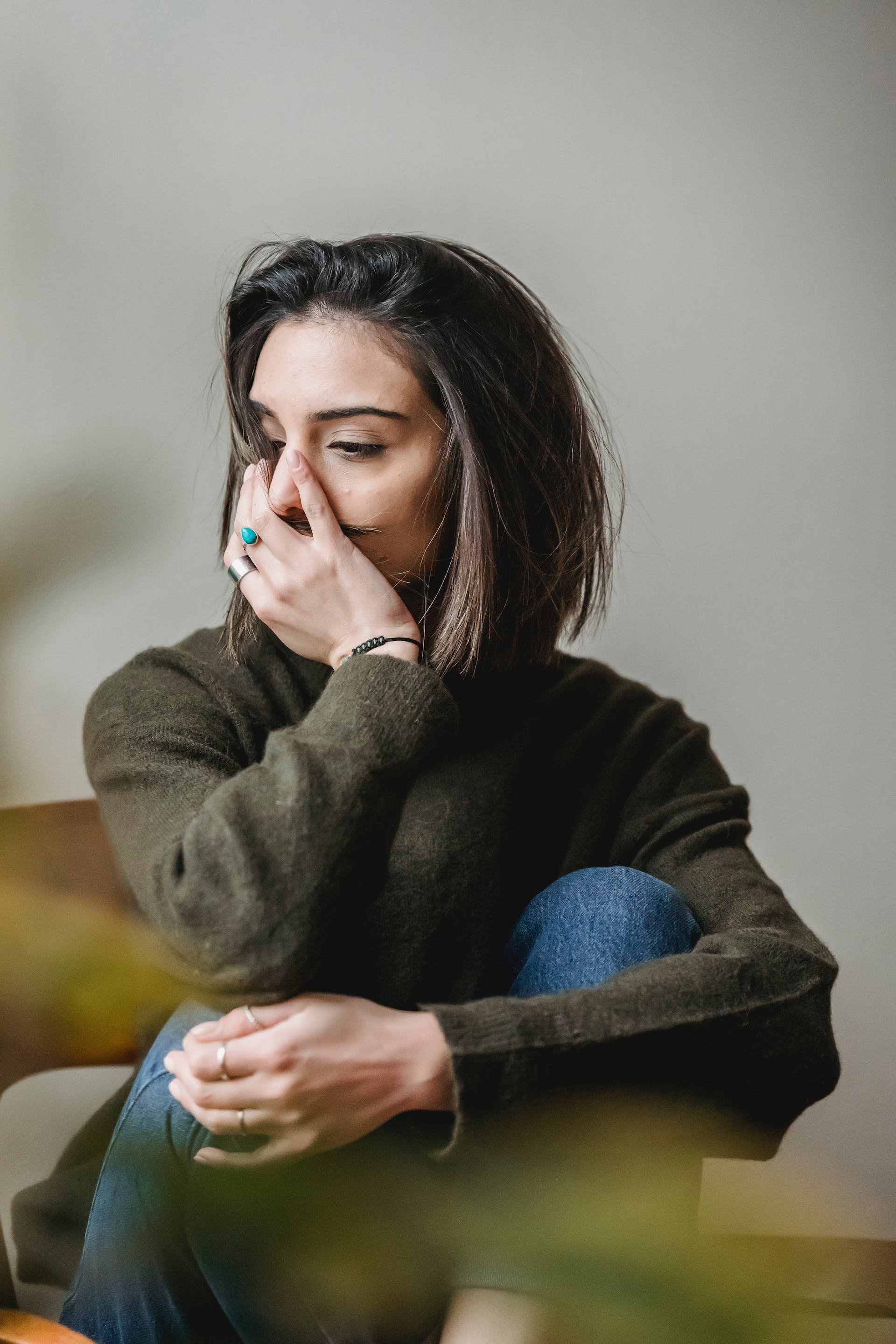 Une femme se couvrant la bouche d'une main | Source : Pexels