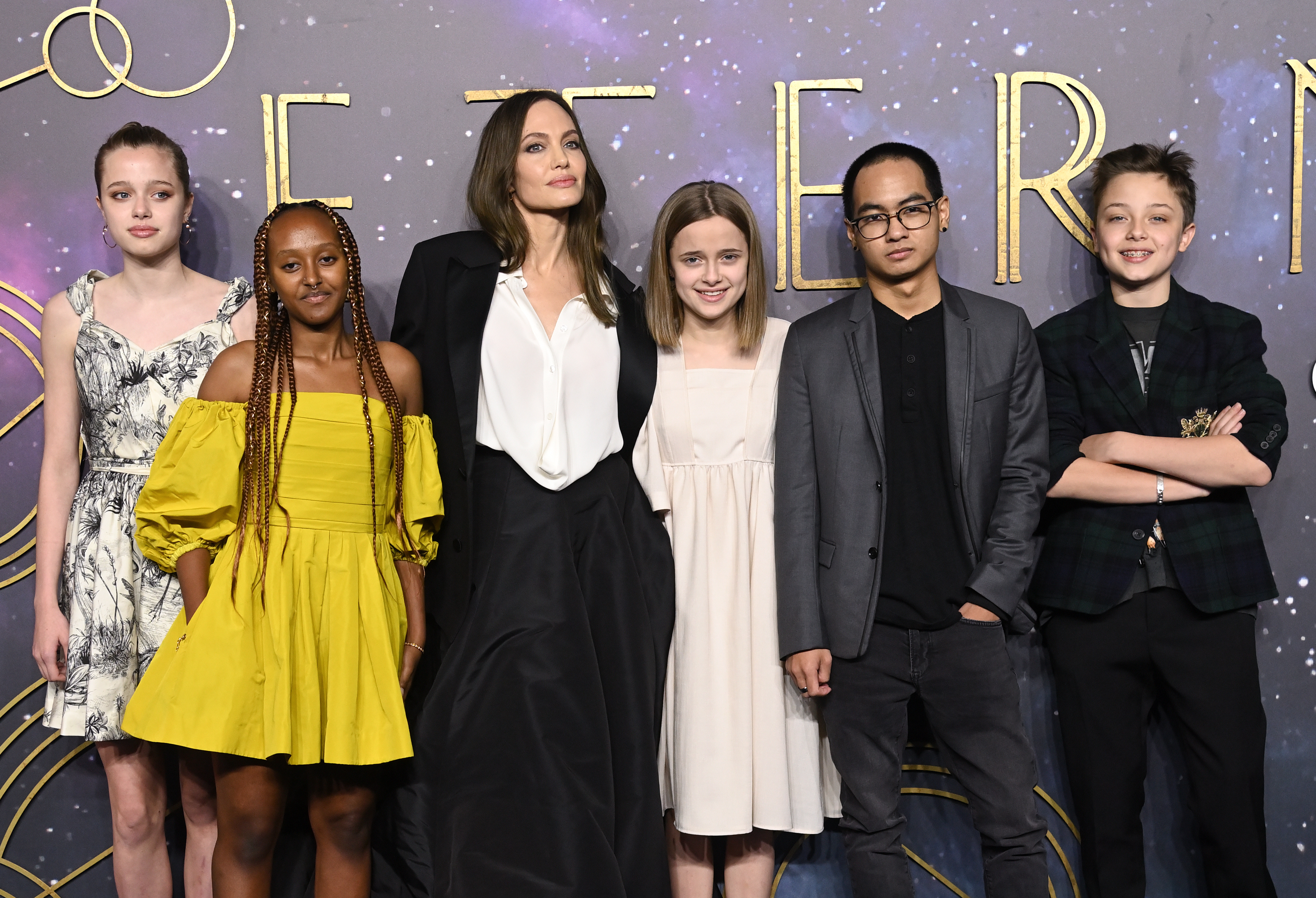 Angelina Jolie avec ses enfants Shiloh Jolie-Pitt, Zahara Jolie-Pitt, Vivienne Jolie-Pitt, Maddox Jolie-Pitt et Knox Jolie-Pitt lors de la cérémonie de remise des prix. « Eternals » UK premiere, in London, England, on October 27, 2021 | Getty Images