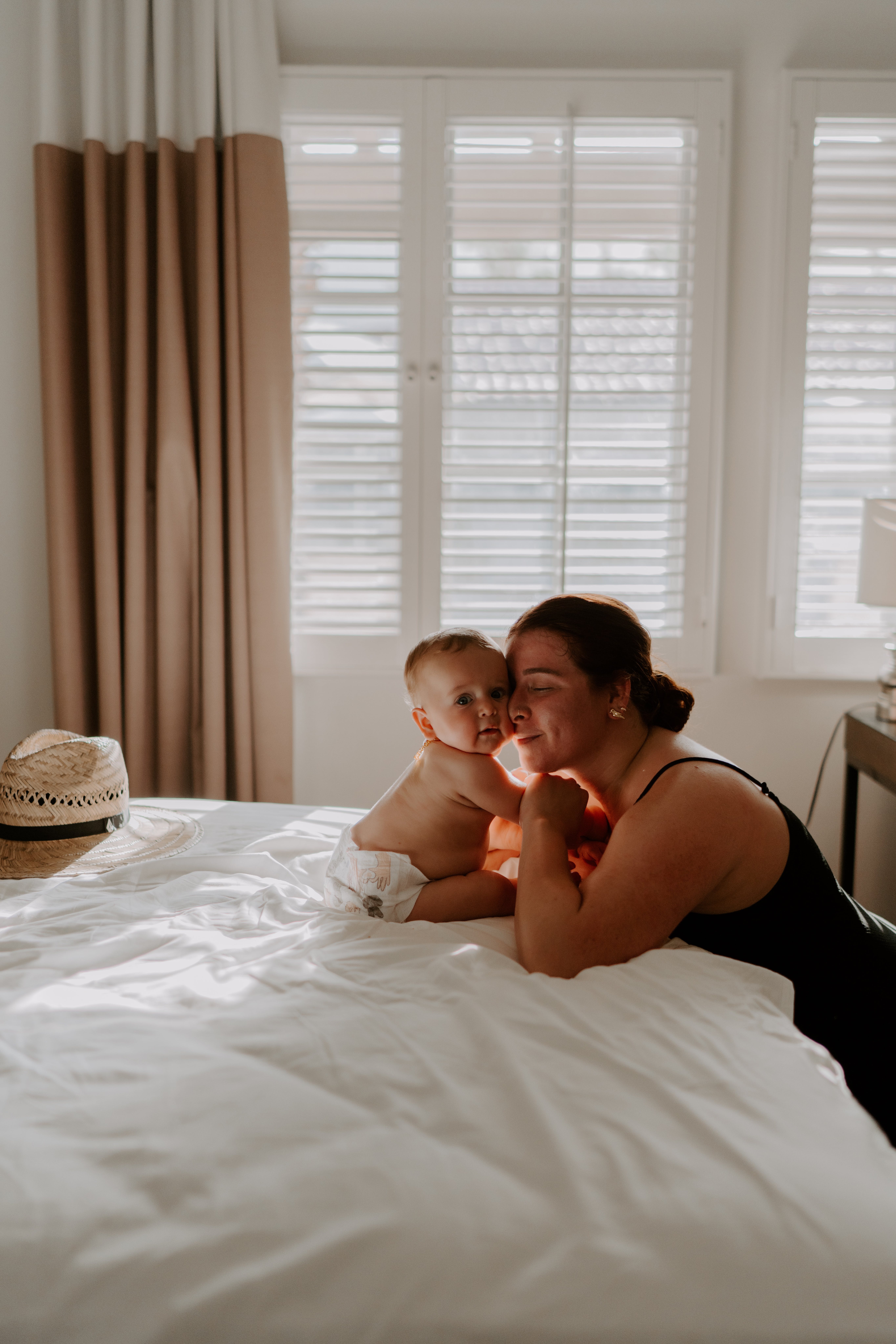 Une femme avec un bébé dans son lit | Source : Pexels