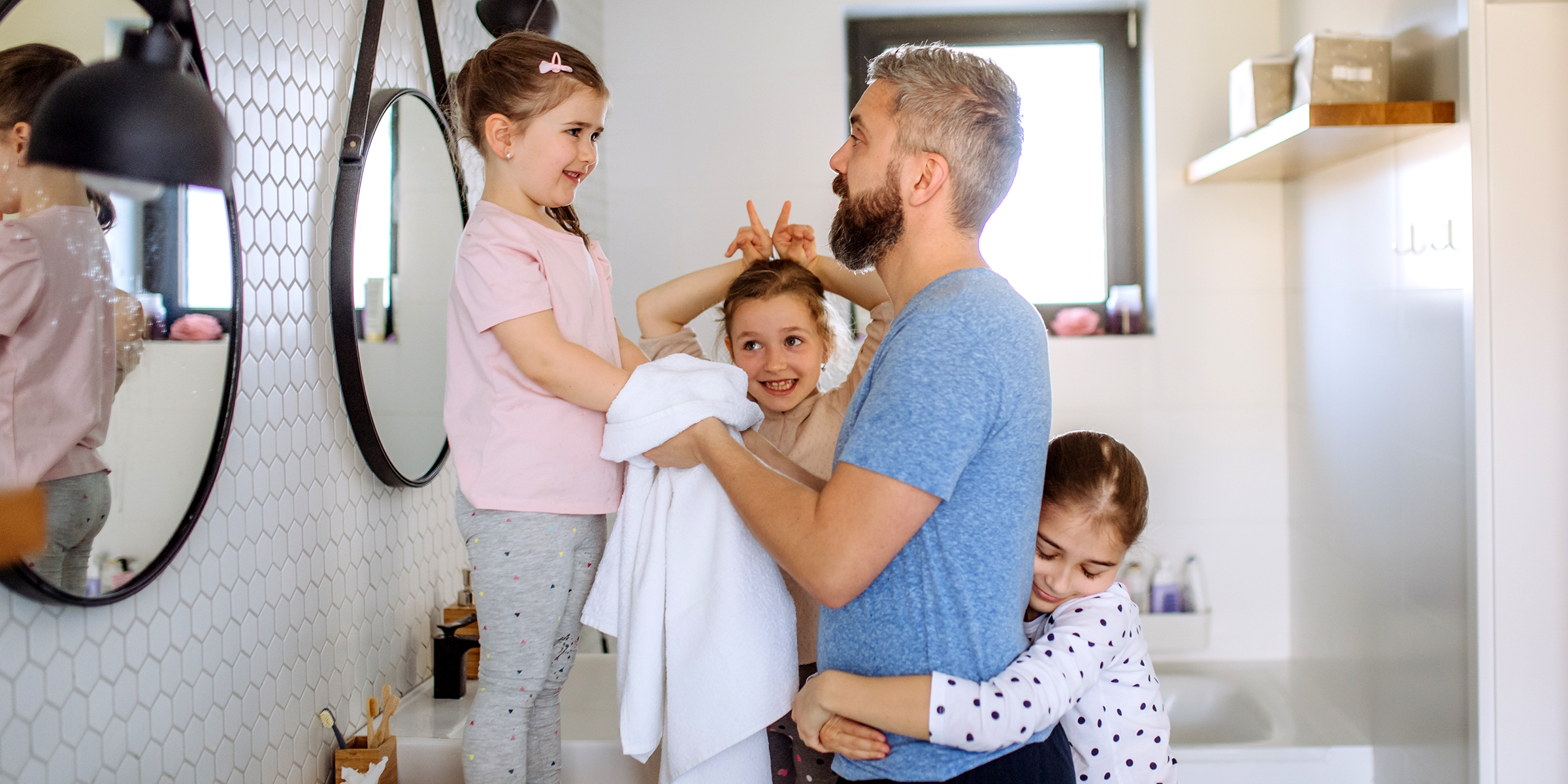 Une famille heureuse | Source : Shutterstock