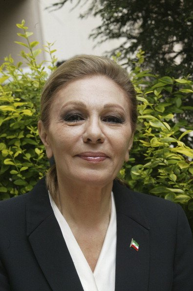 Farah Pahlavi au cimetière de Passy, à Paris, France, le 12 juin 2004. | Photo : Getty Images