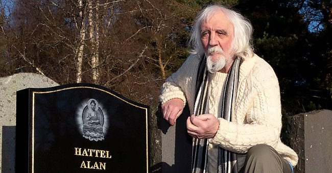 L'écossais Alan Hattel pose avec sa pierre tombale | Source : Twitter.com/teledos_tcs