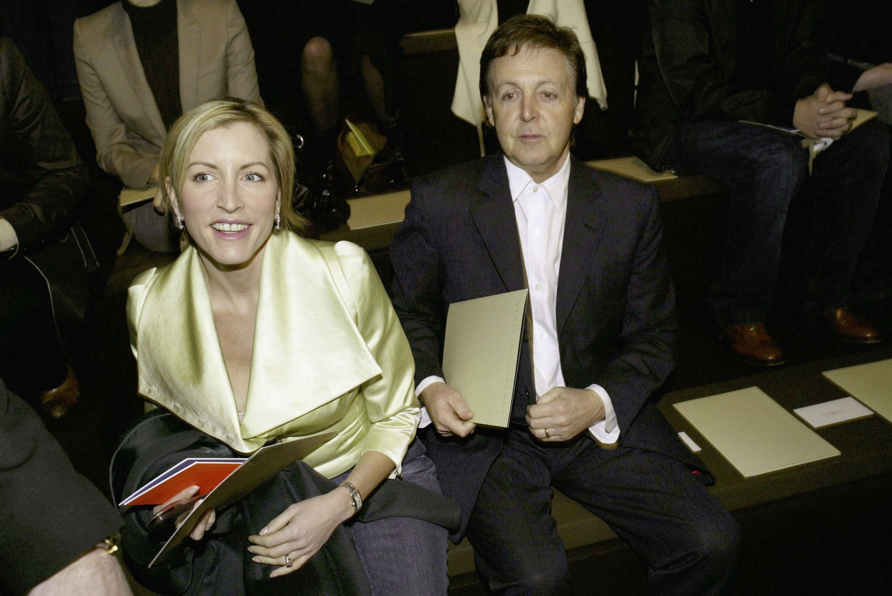 Paul McCartney et Heather Mills assistent à la collection de prêt-à-porter automne/hiver 2004/2005 de Stella McCartney le 7 mars 2004 à Paris, France | Source : Getty Images