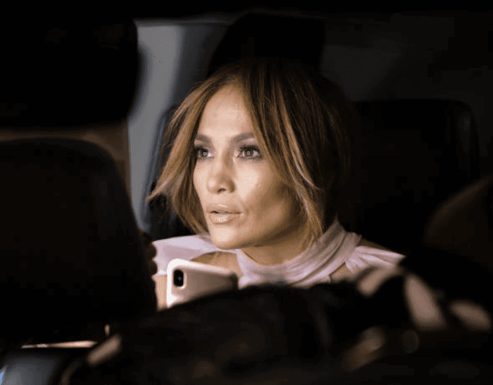 Jennifer Lopez assise dans une voiture pendant le tournage du film "Marry Me" | Source: James Devaney / GC Images