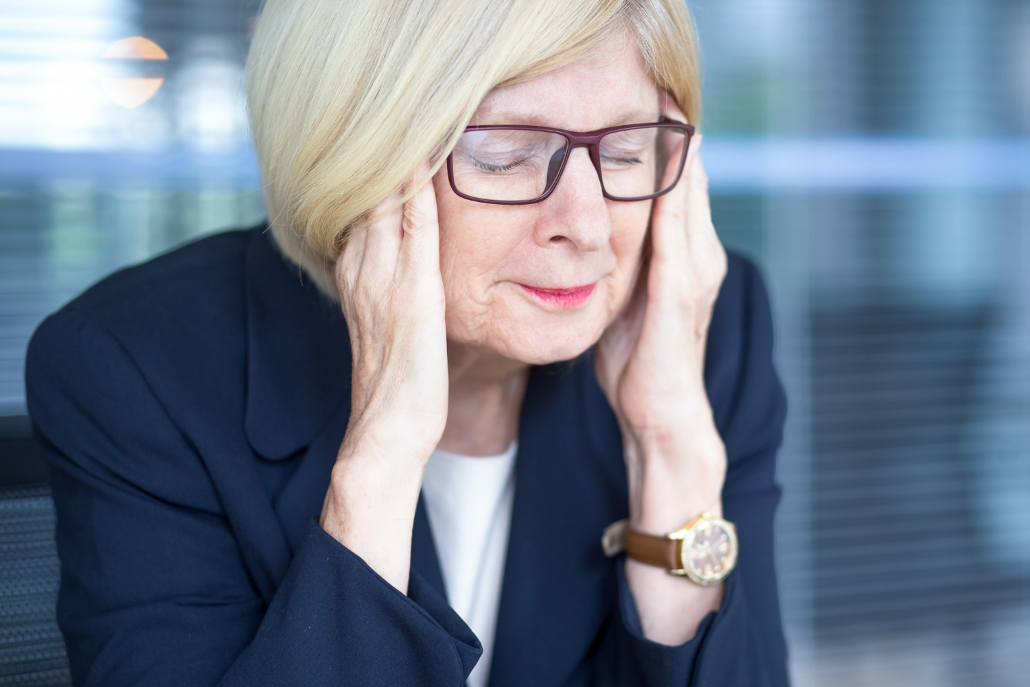 Une femme âgée stressée | Source : Freepik