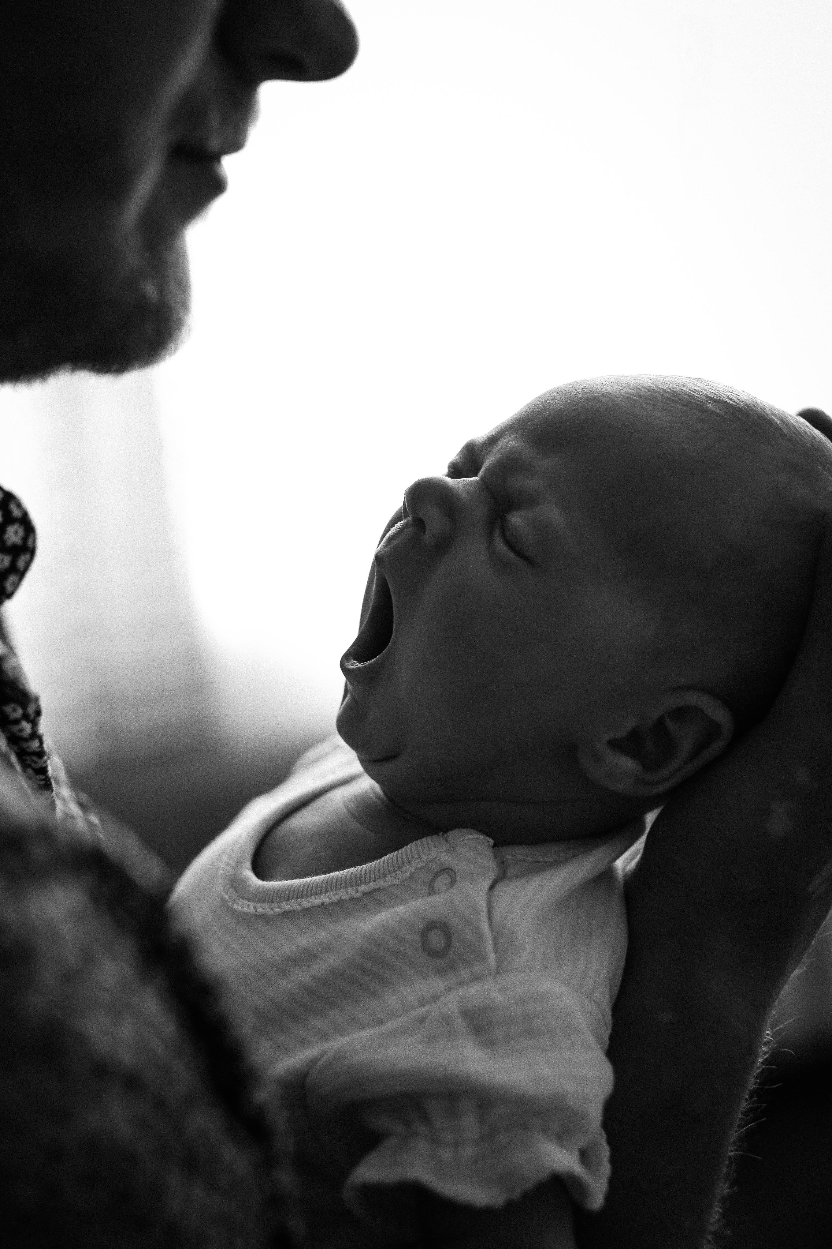 Un homme tient un bébé dans ses bras. À des fins d'illustration uniquement | Source : Pexels