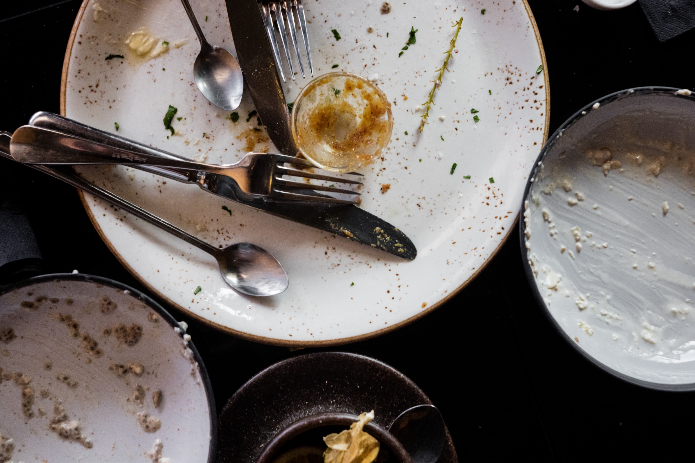 Assiettes vides au restaurant | Source : Unsplash