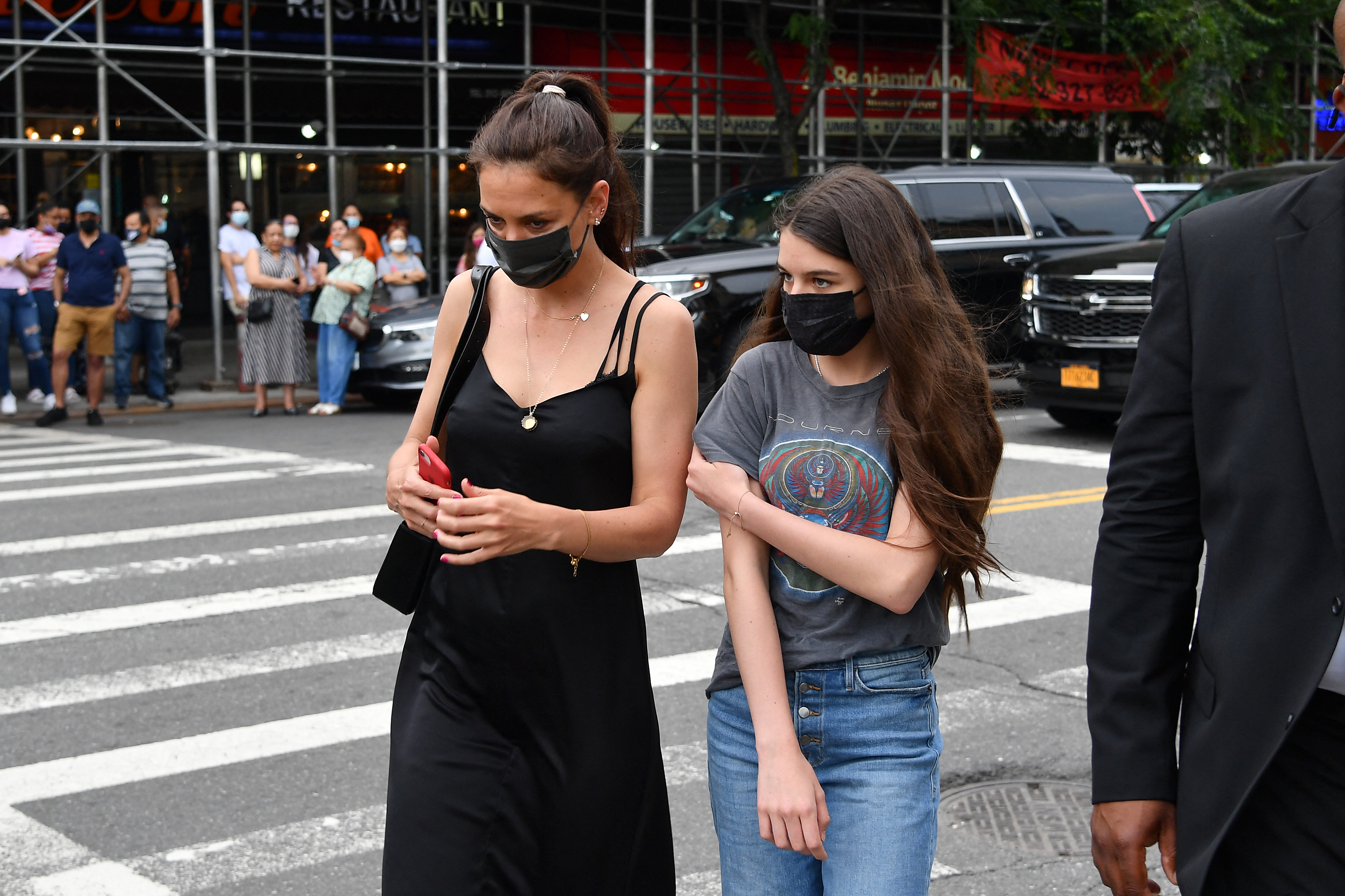 Katie Holmes et Suri ont assisté à la première de "In The Heights" lors du festival de Tribeca le 9 juin 2021 à New York. Le duo mère-fille a fait une rare apparition publique ensemble, mettant en valeur leur lien étroit alors que Suri est devenue une jeune adulte. | Source : Getty Images