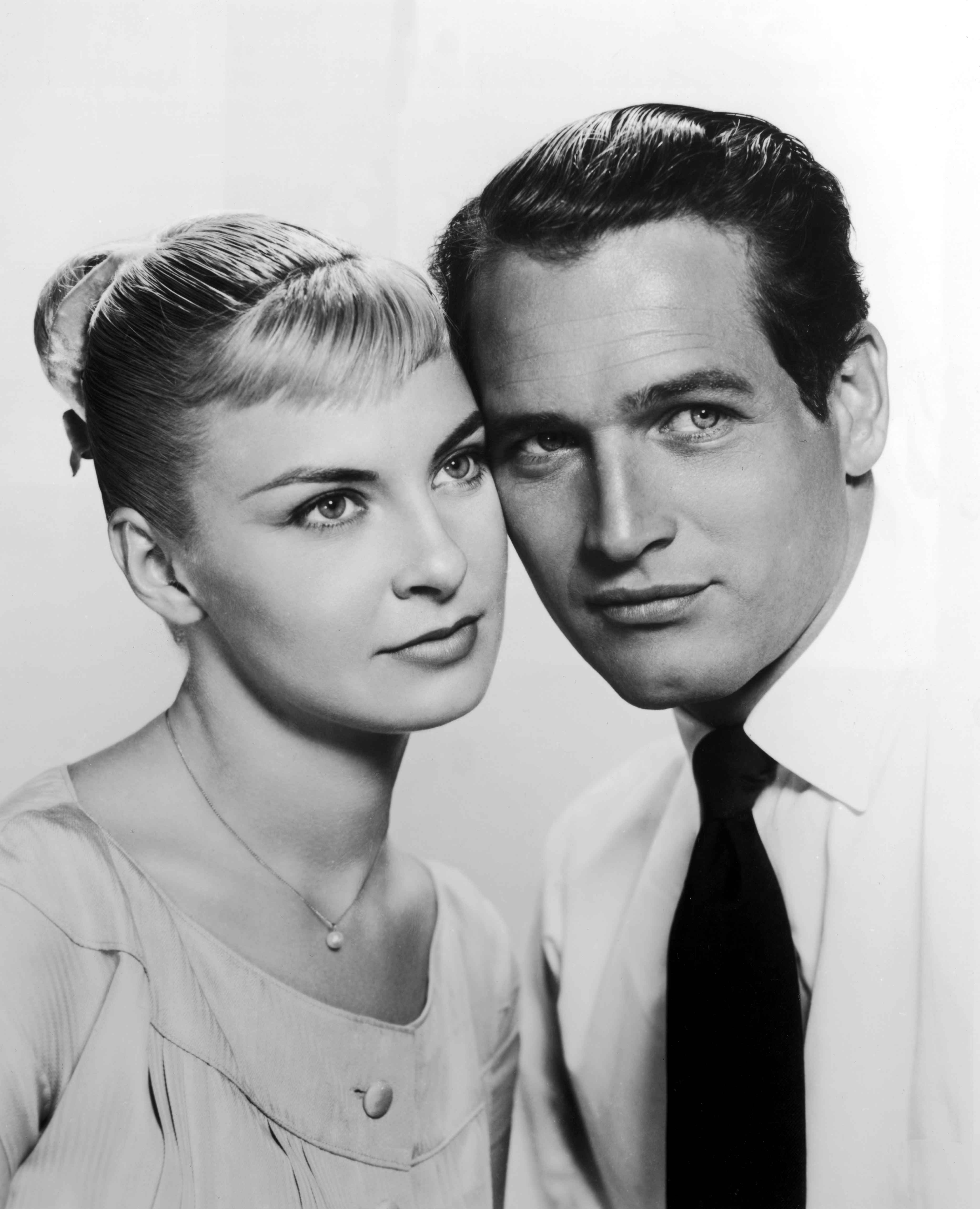 Joanne Woodward et Paul Newman posant joue contre joue pour le film 'Les Feux de l'été', réalisé en 1958 | Source : Getty Images