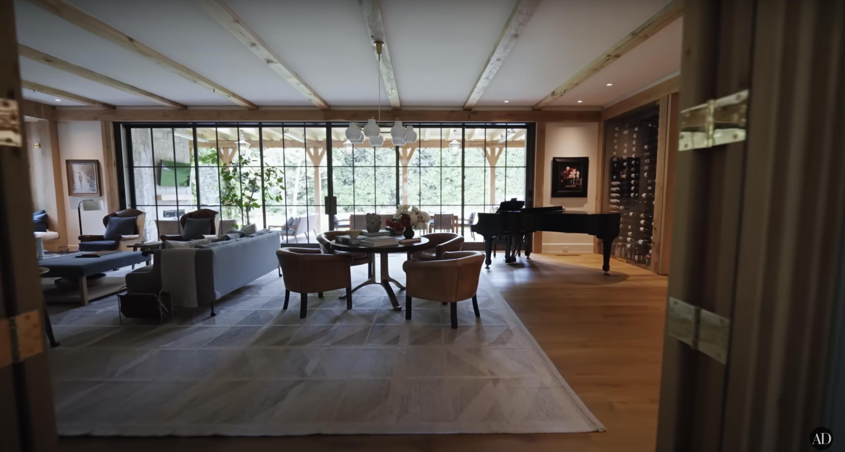 Le salon de Jennifer Garner dans sa ferme de Los Angeles, daté du 3 septembre 2024 | Source : YouTube/@Archdigest