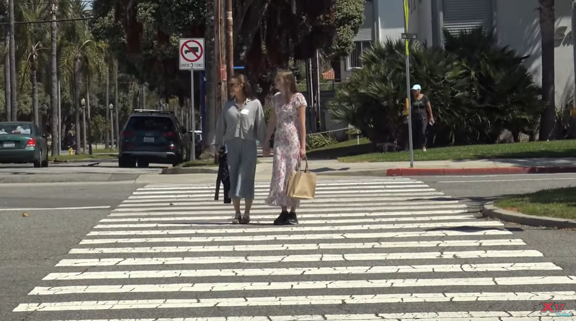 Jennifer Garner et Violet Affleck traversant une rue à Santa Monica, en Californie, comme on peut le voir sur une vidéo partagée le 6 mai 2024 | Source : YouTube/x17online