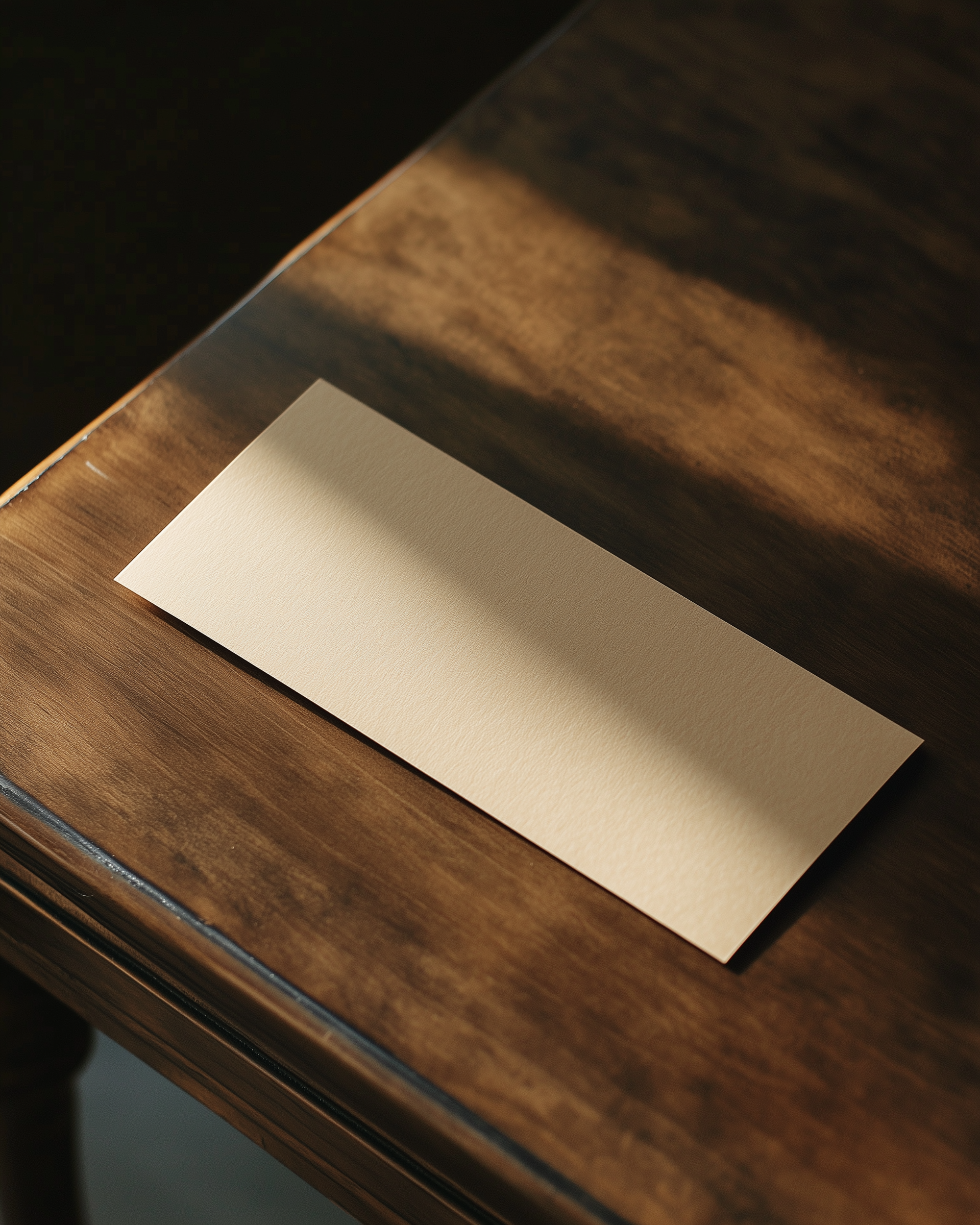 Une enveloppe sur une table | Source : Midjourney